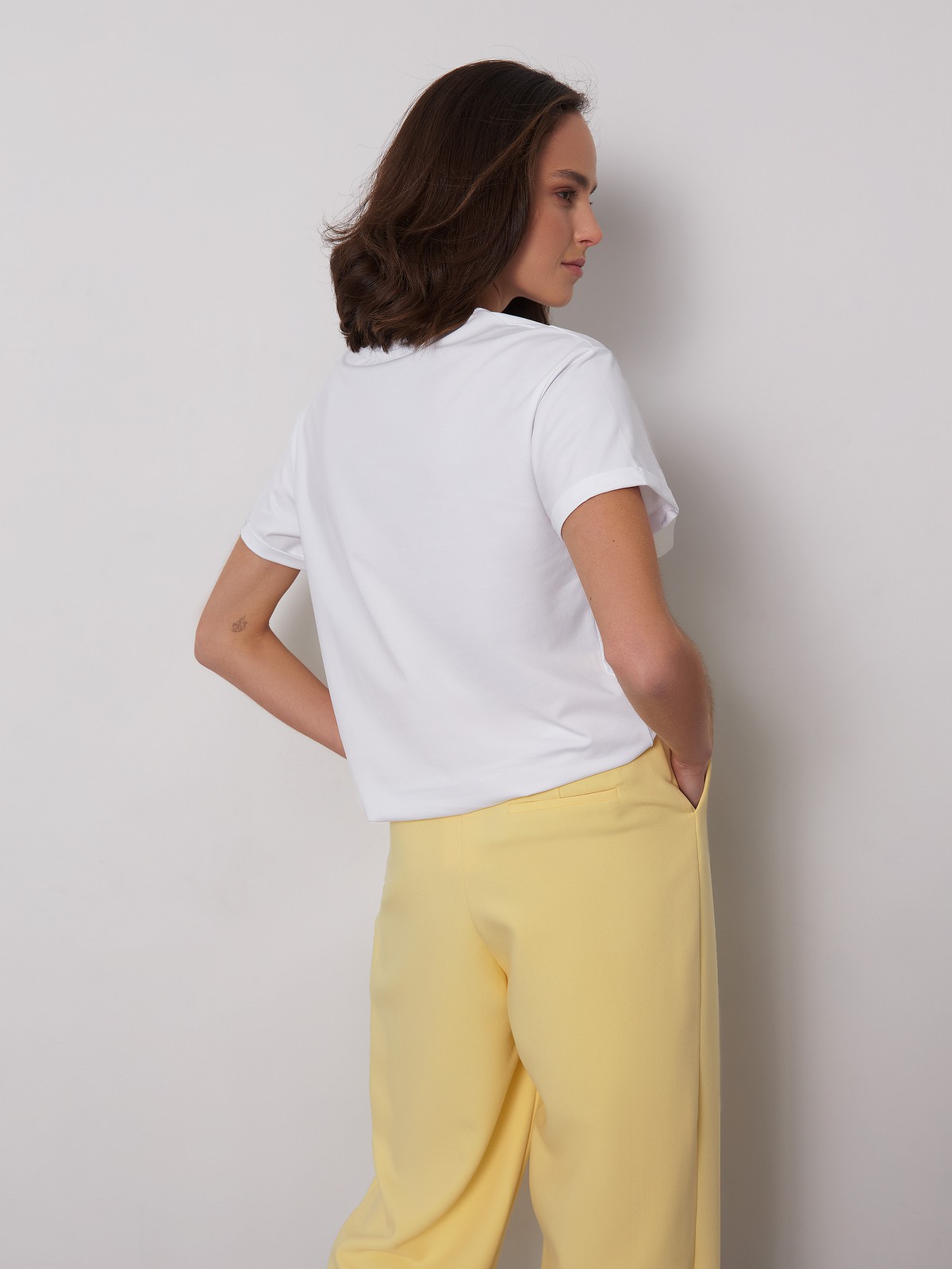 Футболка свободного кроя из слегка тянущегося хлопкового материала. В новой коллекции мы выпустили футболки в новыхбазовых, пастельных и приглушенных цветах.

На модели размер M