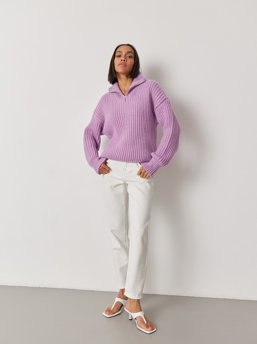 


Объемный вязаный джемпер из мягкой шерсти с горловиной-стойкой на молнии. Уютная ребристая текстура и 100% комфорт.

На модели размер ONE SIZE