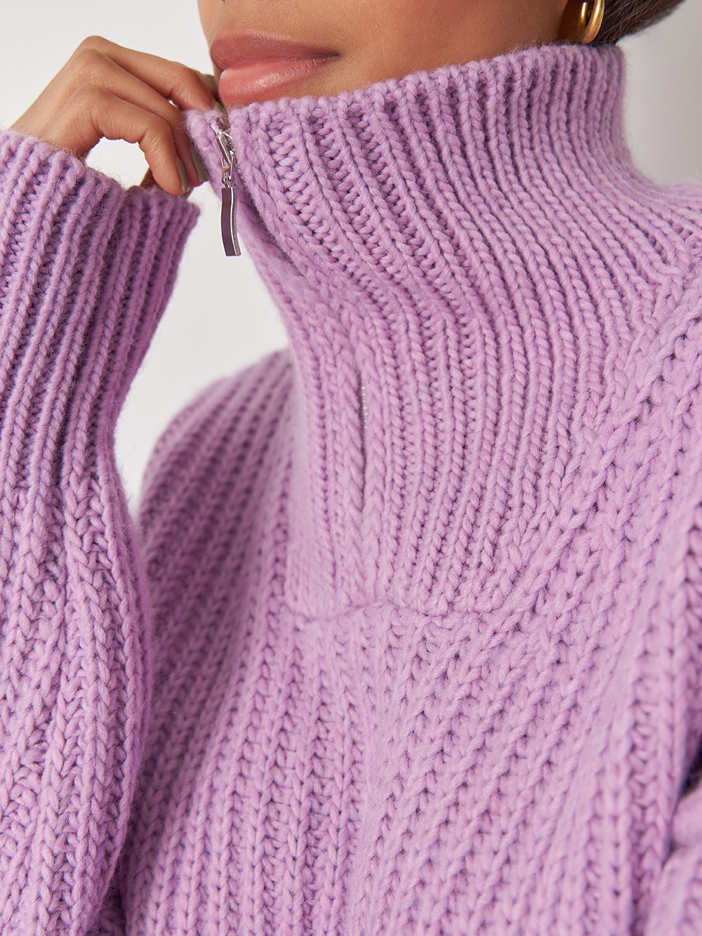 


Объемный вязаный джемпер из мягкой шерсти с горловиной-стойкой на молнии. Уютная ребристая текстура и 100% комфорт.

На модели размер ONE SIZE