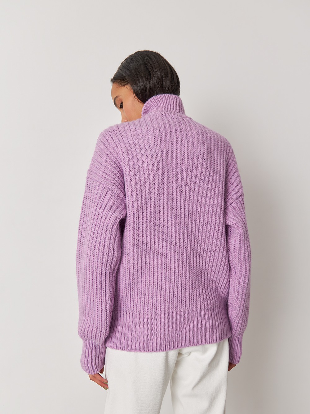 


Объемный вязаный джемпер из мягкой шерсти с горловиной-стойкой на молнии. Уютная ребристая текстура и 100% комфорт.

На модели размер ONE SIZE