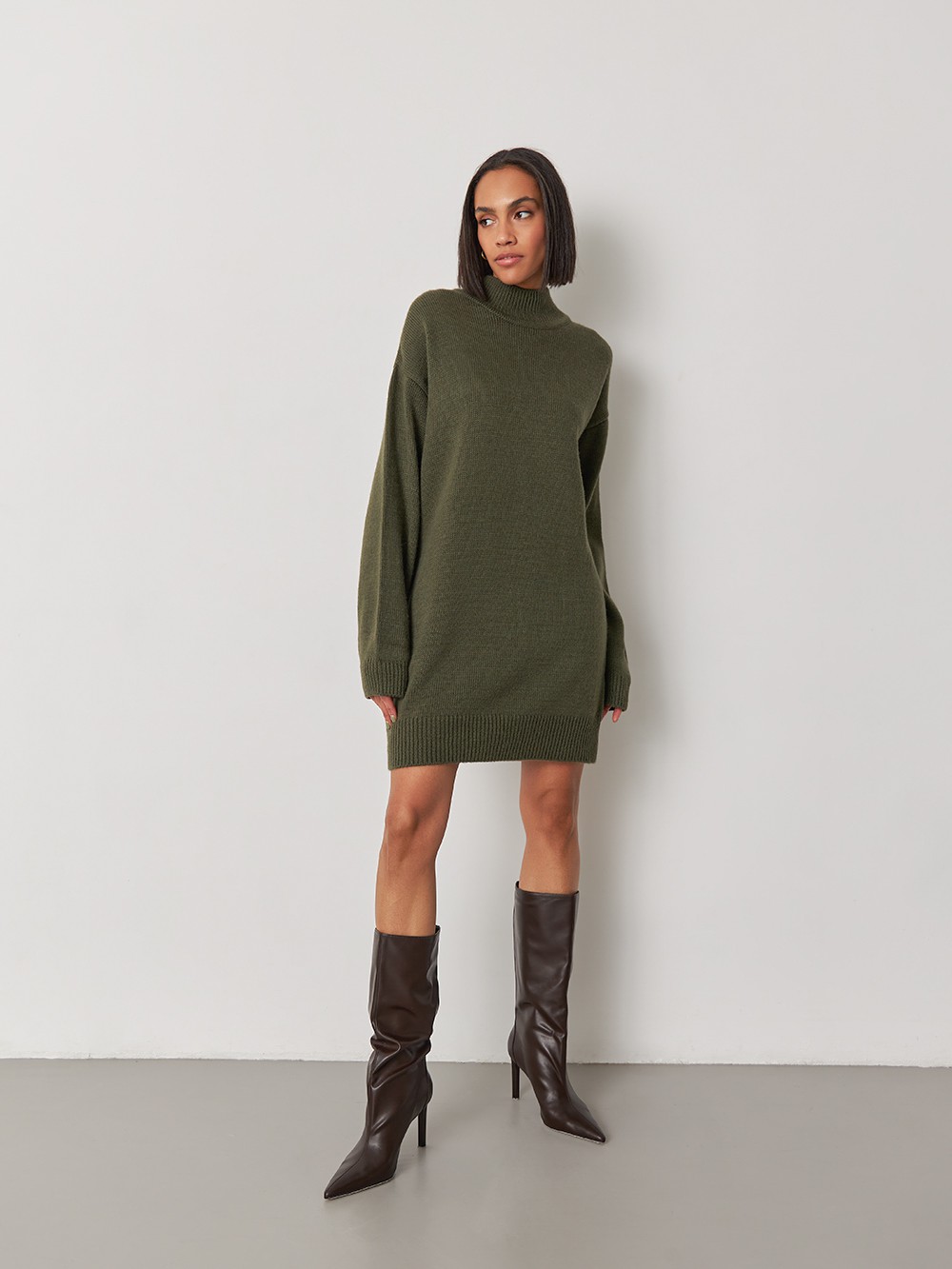 Вязаное платье OVERSIZE, цвет: хаки Allweneed
Вязаное платье из тонкого трикотажа с длинными рукавами и ребристой отделкой по воротнику, манжетам и низу. Практичное, удобное и теплое. Оно будет отлично смотреться в сочетании с высокими сапогами или грубыми ботинками хайкерами.
На модели размер XS/S