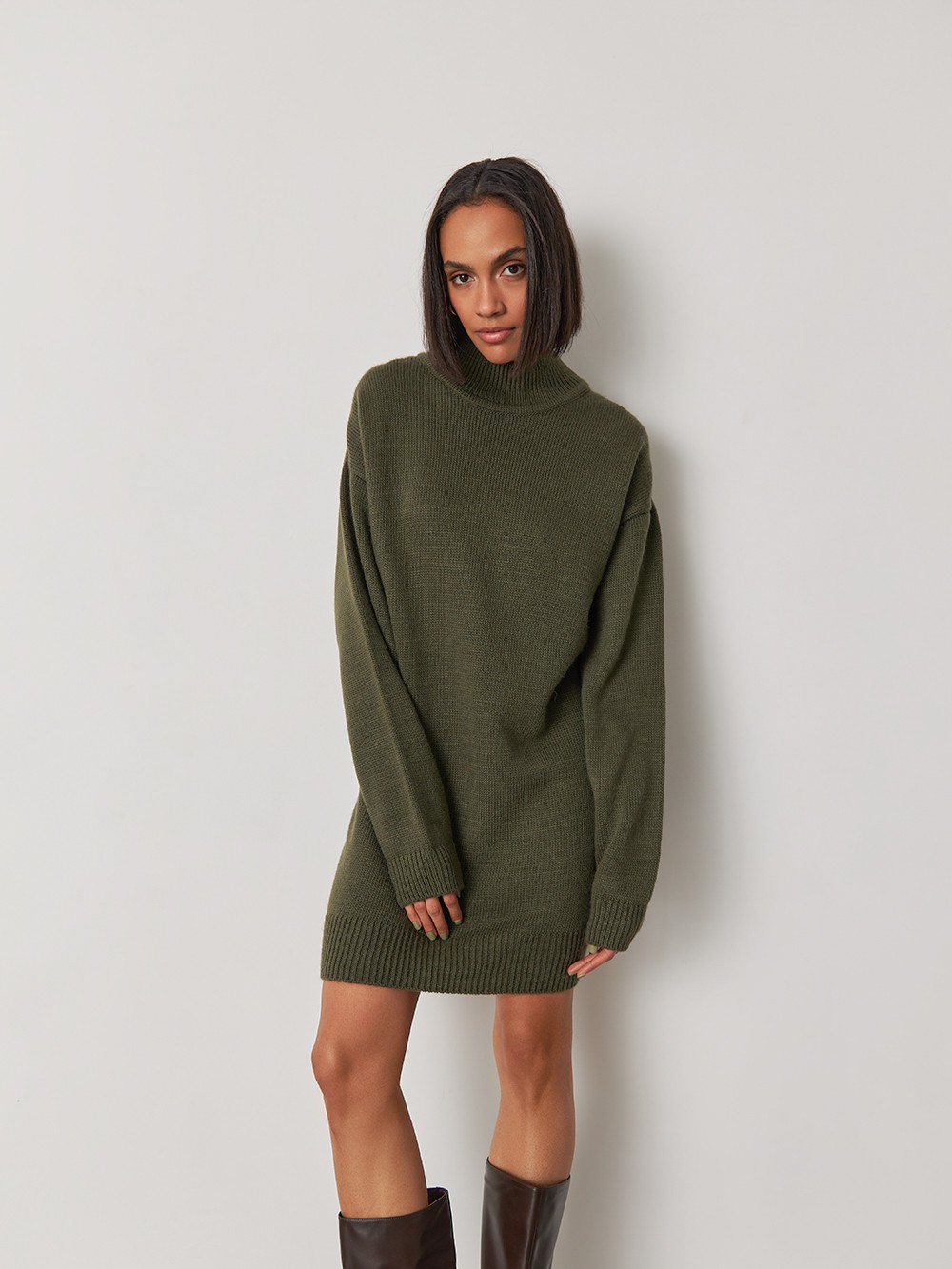 Вязаное платье OVERSIZE, цвет: хаки Allweneed
Вязаное платье из тонкого трикотажа с длинными рукавами и ребристой отделкой по воротнику, манжетам и низу. Практичное, удобное и теплое. Оно будет отлично смотреться в сочетании с высокими сапогами или грубыми ботинками хайкерами.
На модели размер XS/S