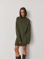 Вязаное платье OVERSIZE, цвет: хаки Allweneed
Вязаное платье из тонкого трикотажа с длинными рукавами и ребристой отделкой по воротнику, манжетам и низу. Практичное, удобное и теплое. Оно будет отлично смотреться в сочетании с высокими сапогами или грубыми ботинками хайкерами.
На модели размер XS/S