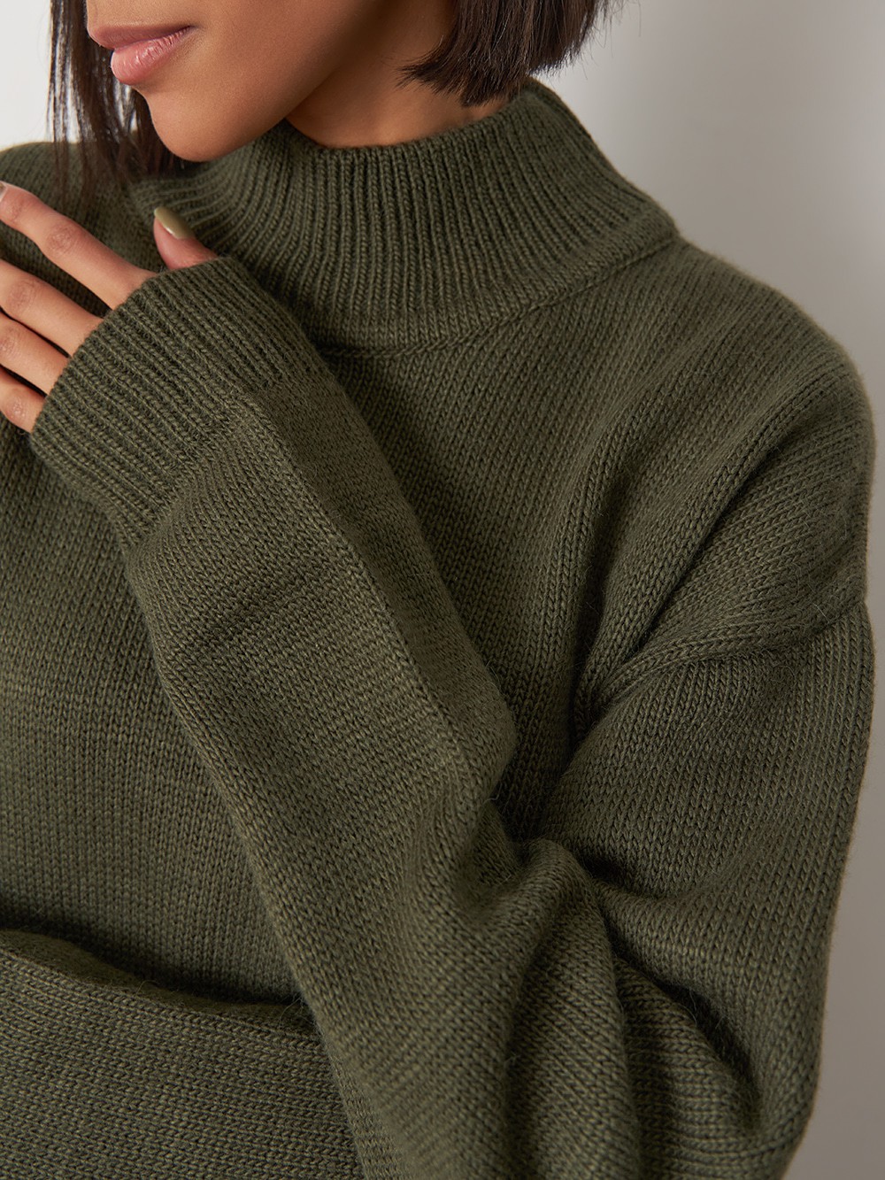 Вязаное платье OVERSIZE, цвет: хаки Allweneed
Вязаное платье из тонкого трикотажа с длинными рукавами и ребристой отделкой по воротнику, манжетам и низу. Практичное, удобное и теплое. Оно будет отлично смотреться в сочетании с высокими сапогами или грубыми ботинками хайкерами.
На модели размер XS/S