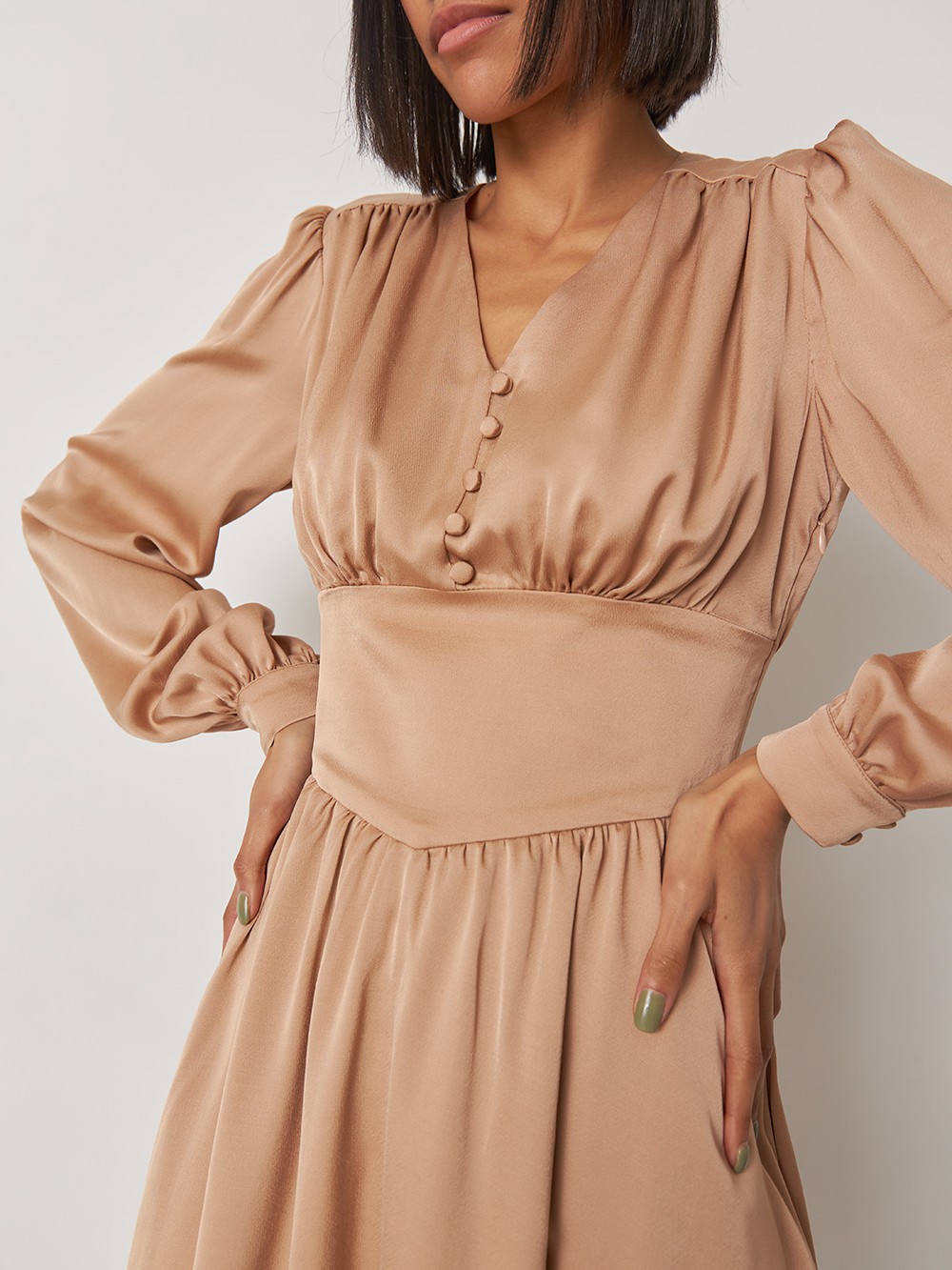 


Мини платье из струящейся ткани с декоративными сборками по всей длине: по линии декольте, объемным рукавам, манжетам и юбке. Застежка на обтяжные пуговицы усиливает романтичное настроение образа.

На модели размер XS