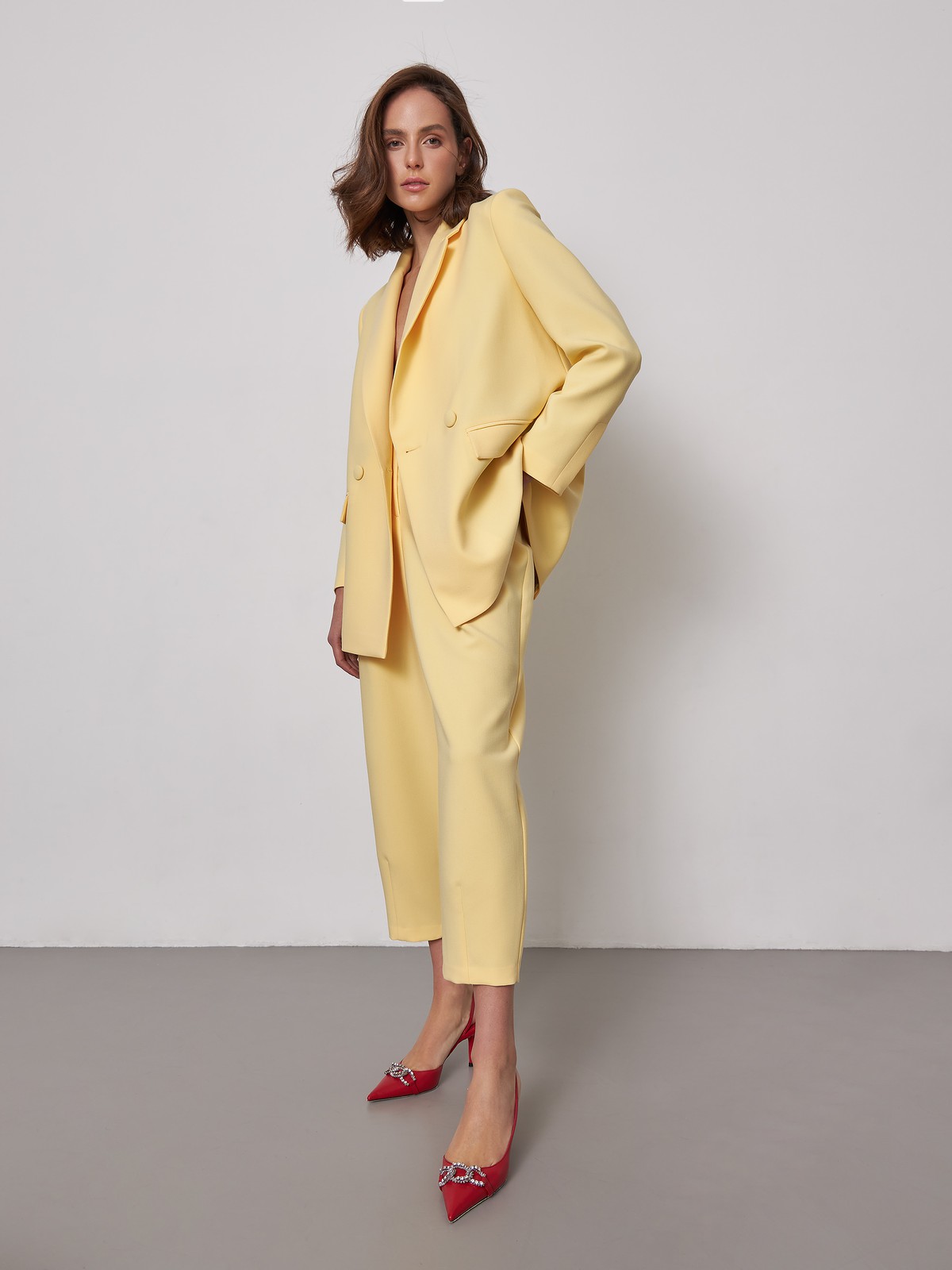 


Одновременно лаконичный и роскошный жакет двубортного кроя из однотонной костюмной ткани. Заостренные лацканы переходят в застежку на обтяжные пуговицы и карманные клапаны. Шлица сзади.

На модели размер XS