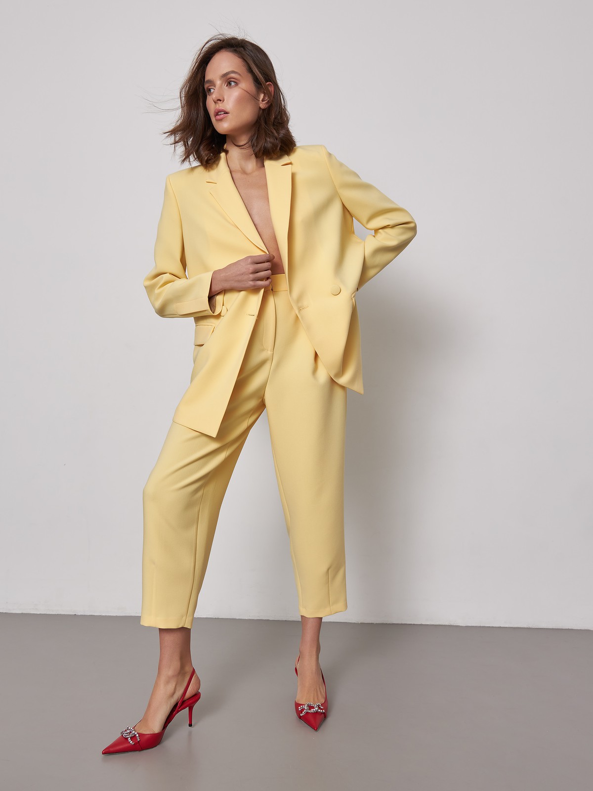 


Брюки-бананы из костюмной ткани с высокой посадкой на талии. Мягкие сборки у пояса, скрытая застежка на молнию и крючок.

На модели размер XS

