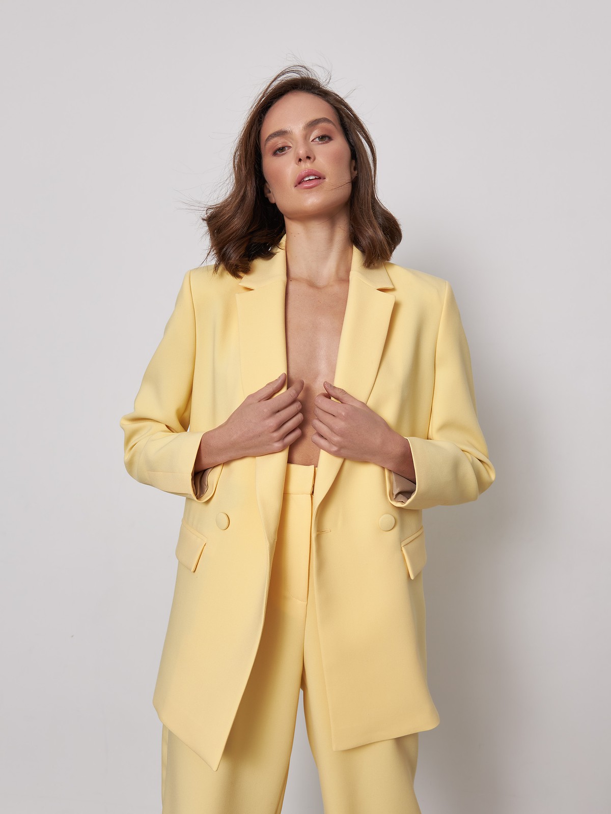 


Одновременно лаконичный и роскошный жакет двубортного кроя из однотонной костюмной ткани. Заостренные лацканы переходят в застежку на обтяжные пуговицы и карманные клапаны. Шлица сзади.

На модели размер XS