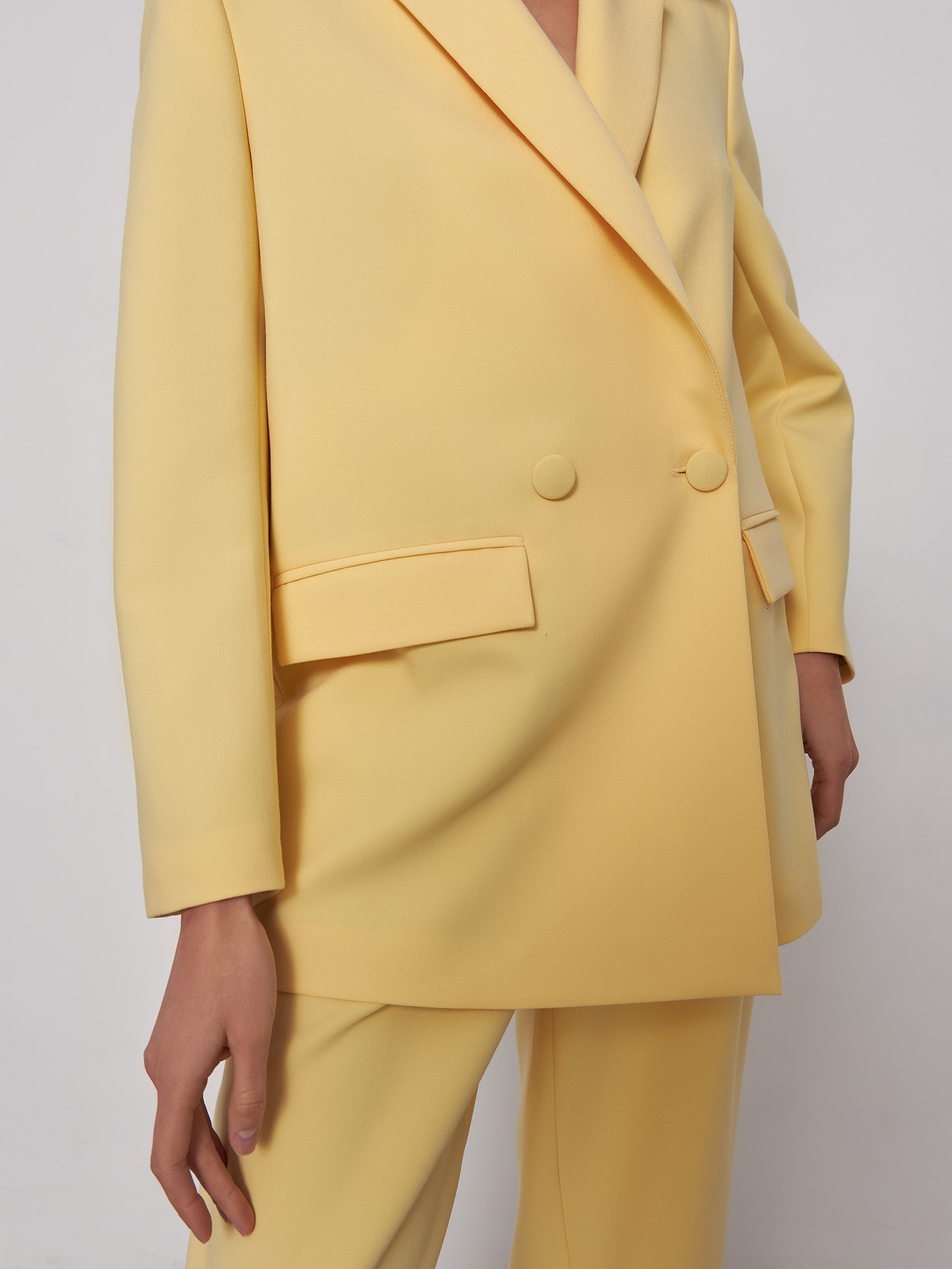 


Одновременно лаконичный и роскошный жакет двубортного кроя из однотонной костюмной ткани. Заостренные лацканы переходят в застежку на обтяжные пуговицы и карманные клапаны. Шлица сзади.

На модели размер XS