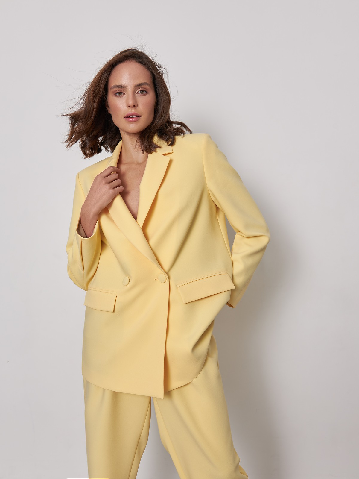 


Одновременно лаконичный и роскошный жакет двубортного кроя из однотонной костюмной ткани. Заостренные лацканы переходят в застежку на обтяжные пуговицы и карманные клапаны. Шлица сзади.

На модели размер XS