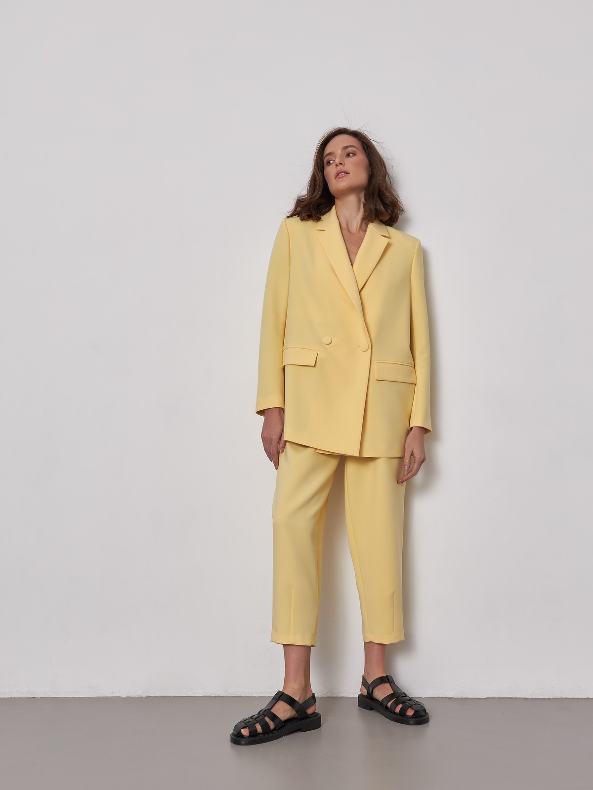 


Одновременно лаконичный и роскошный жакет двубортного кроя из однотонной костюмной ткани. Заостренные лацканы переходят в застежку на обтяжные пуговицы и карманные клапаны. Шлица сзади.

На модели размер XS