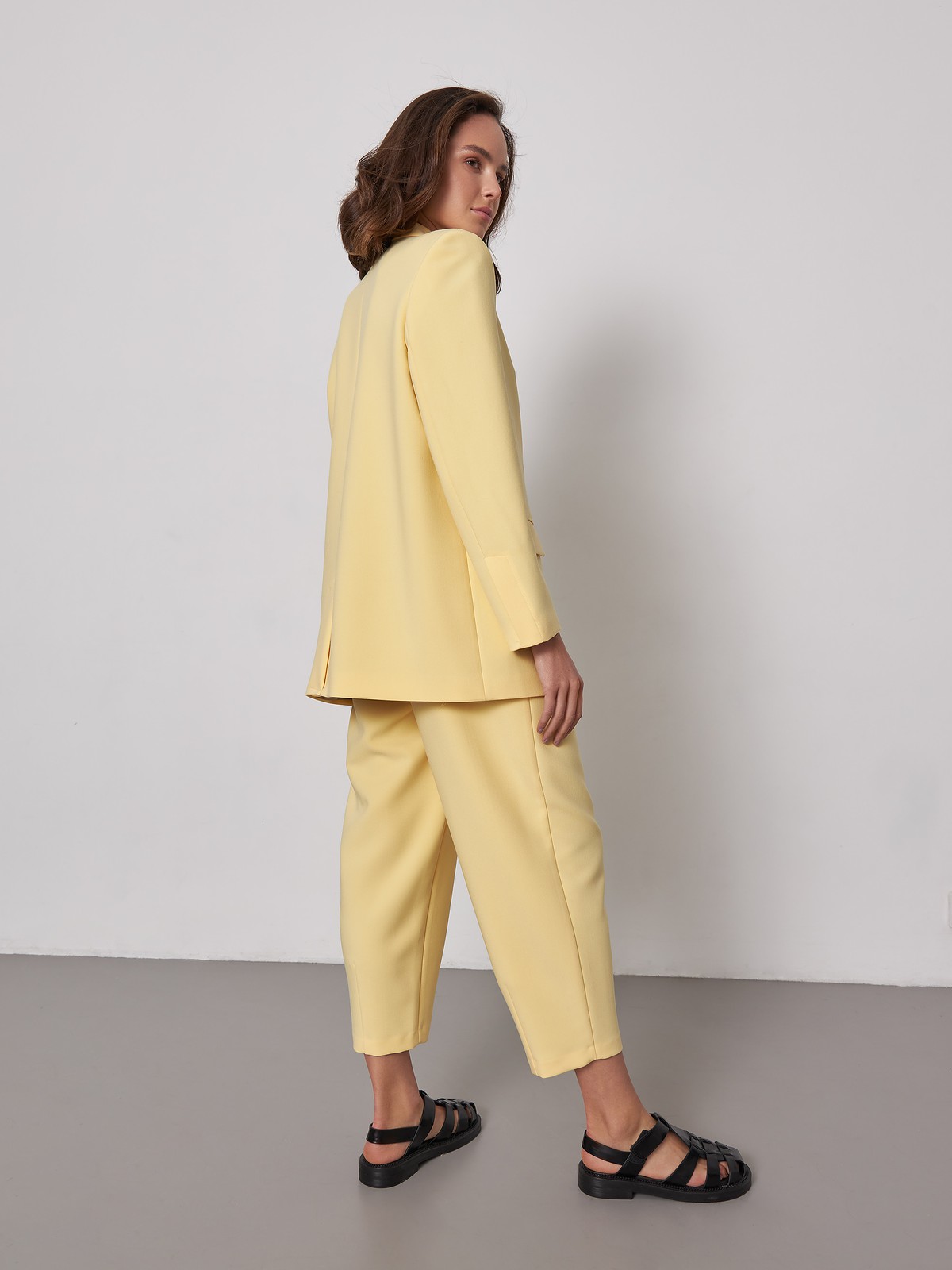 


Одновременно лаконичный и роскошный жакет двубортного кроя из однотонной костюмной ткани. Заостренные лацканы переходят в застежку на обтяжные пуговицы и карманные клапаны. Шлица сзади.

На модели размер XS