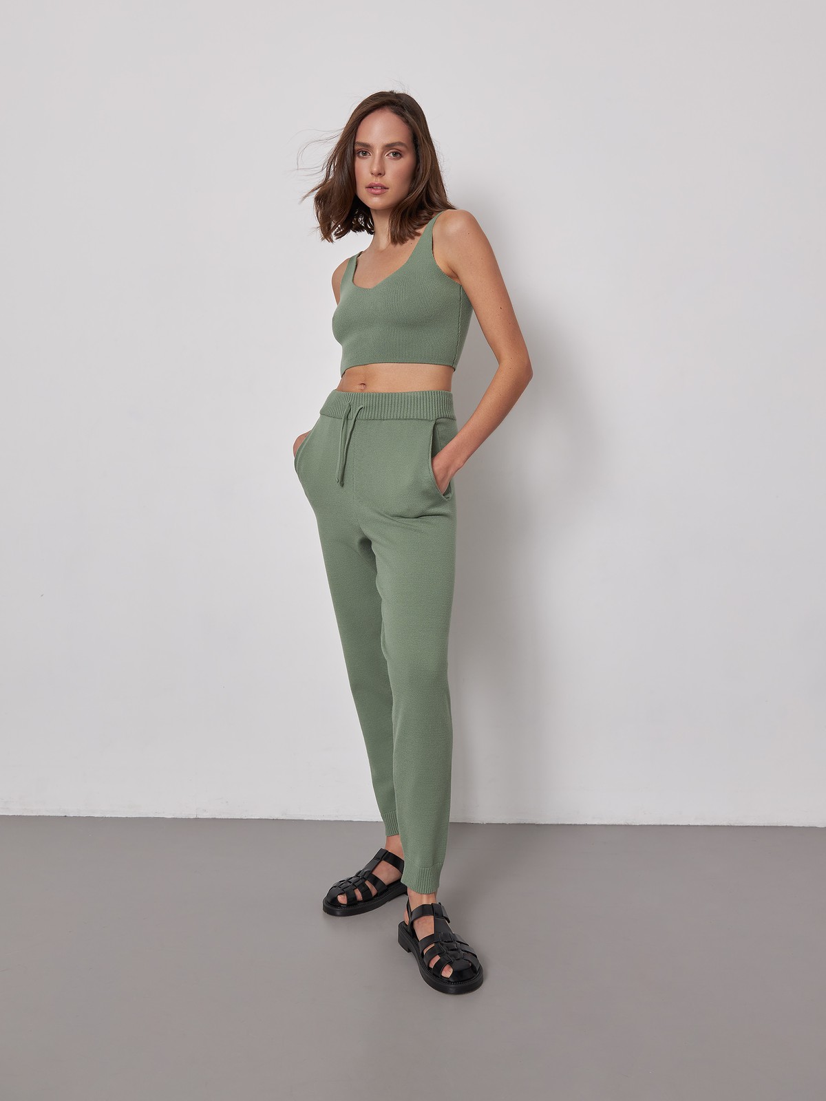 Кроп-топ, цвет: оливковый Allweneed
Лаконичный и ультра комфортный кроп-топ из трикотажной ткани в рубчик. Вырез каре спереди и треугольный сзади. Сочетайте с базовыми вещами гардероба или составьте тотал-лук с брюками в тон.
На модели размер XS