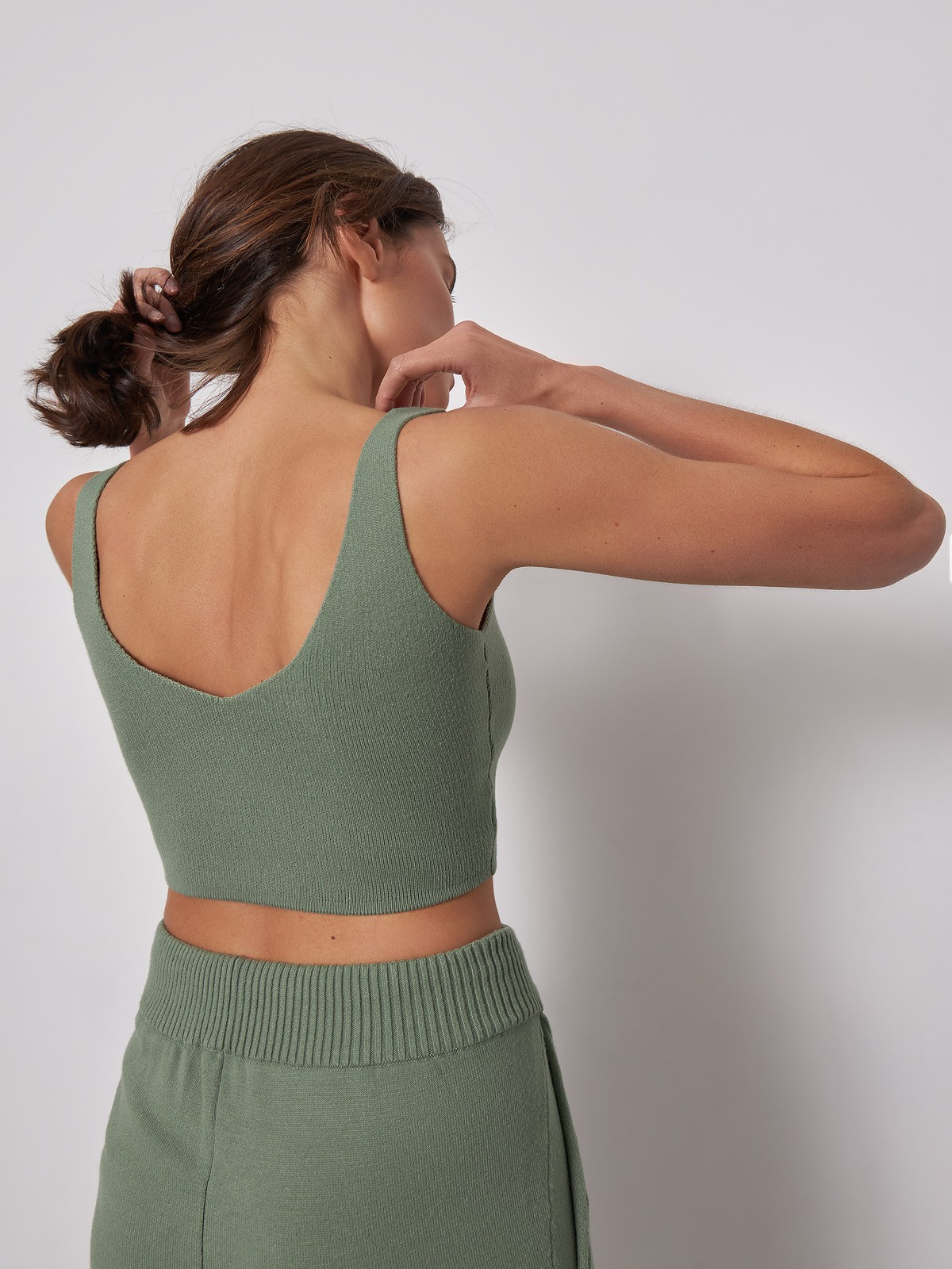 Кроп-топ, цвет: оливковый Allweneed
Лаконичный и ультра комфортный кроп-топ из трикотажной ткани в рубчик. Вырез каре спереди и треугольный сзади. Сочетайте с базовыми вещами гардероба или составьте тотал-лук с брюками в тон.
На модели размер XS