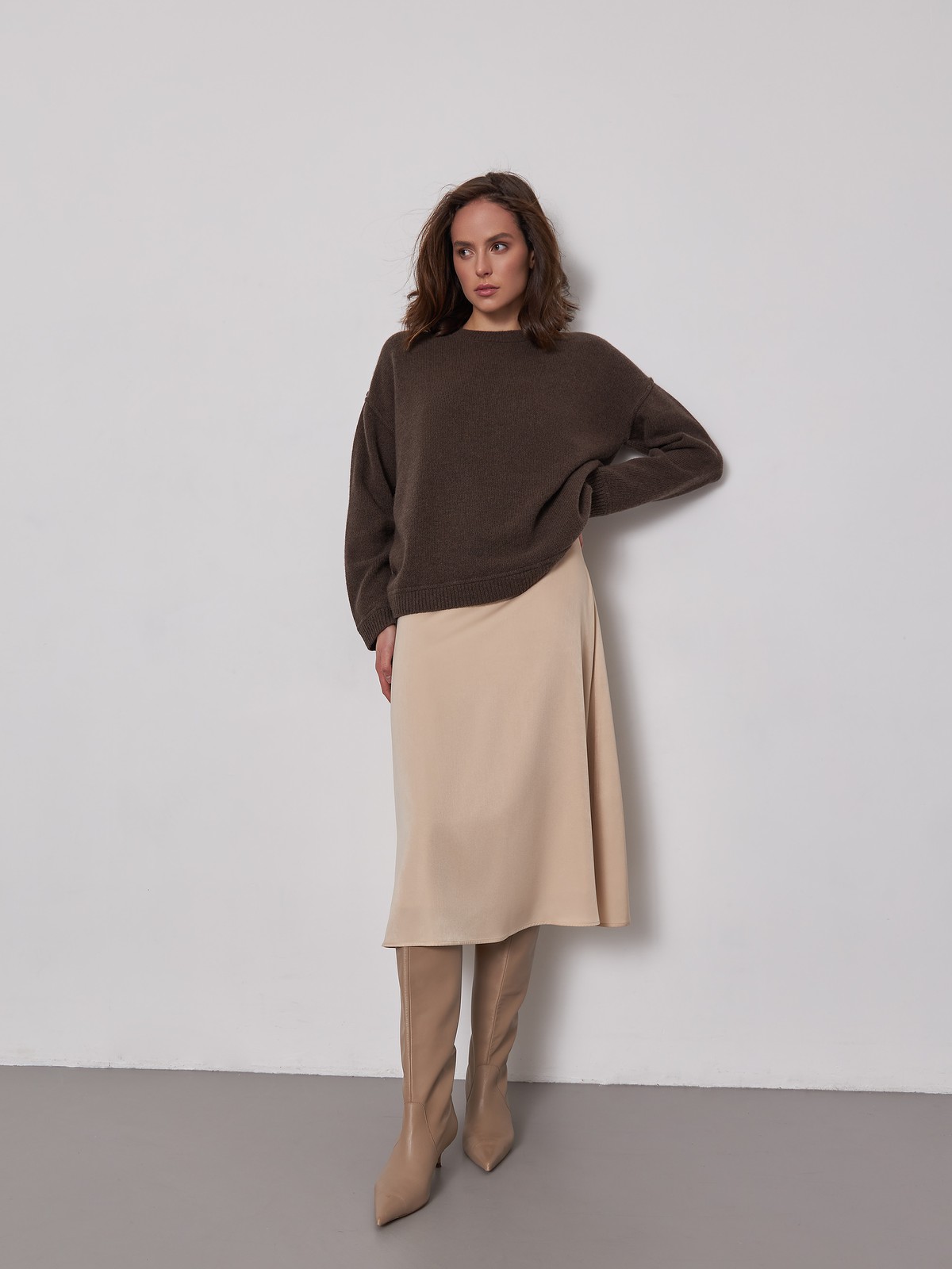 




Свитер из премиальной шерсти с кашемиром. Круглая горловина и спущенная линия плеча для свободы в движениях. Это теплое изделие не только согревает холодными днями, но и дарит ощущение уюта. Благодаря кашемиру модель имеет благородный перелив. Отличный вариант для встречи с подругой на чашку кофе. Носите с брюками, юбками и пальто.