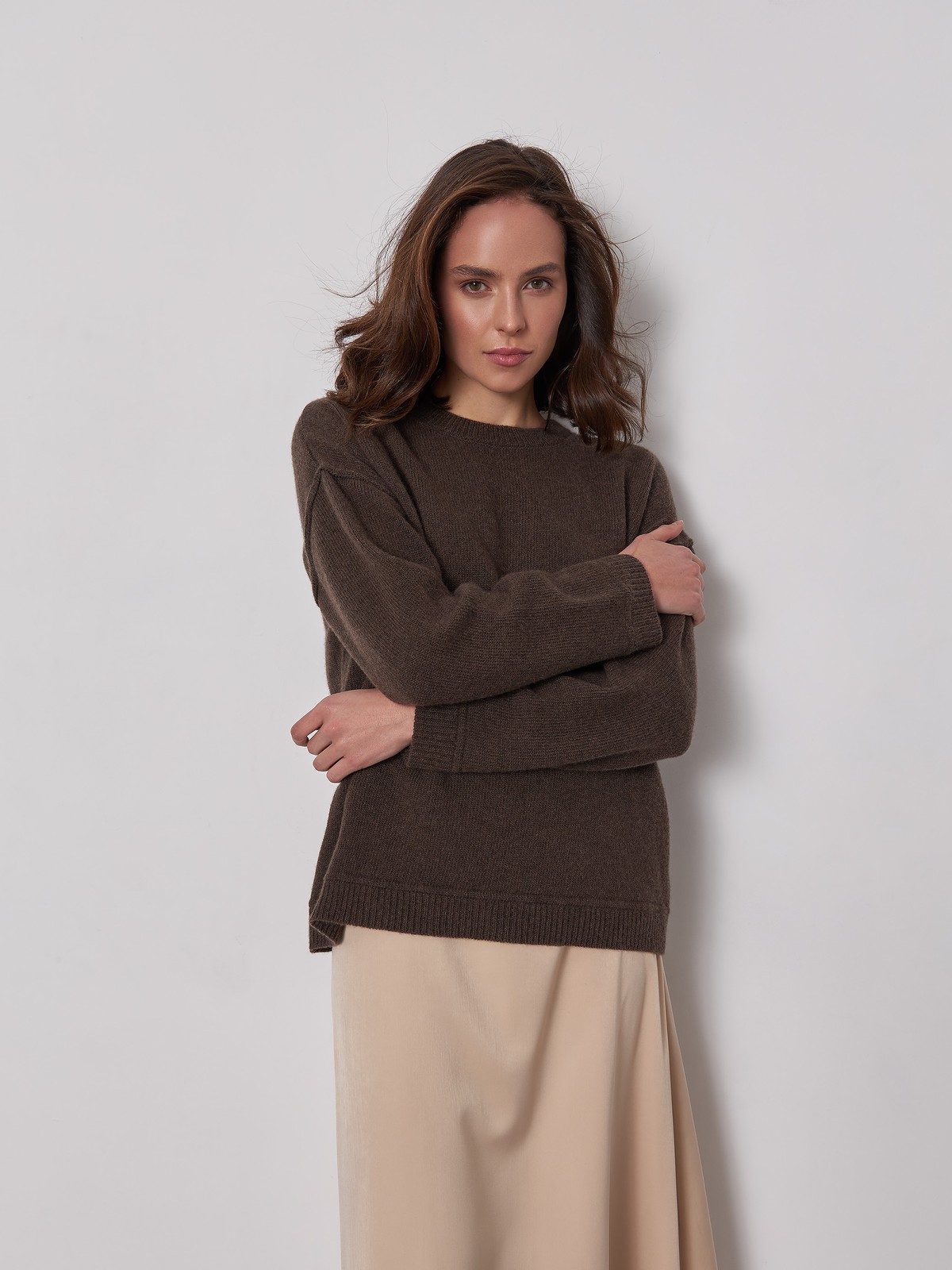 




Свитер из премиальной шерсти с кашемиром. Круглая горловина и спущенная линия плеча для свободы в движениях. Это теплое изделие не только согревает холодными днями, но и дарит ощущение уюта. Благодаря кашемиру модель имеет благородный перелив. Отличный вариант для встречи с подругой на чашку кофе. Носите с брюками, юбками и пальто.