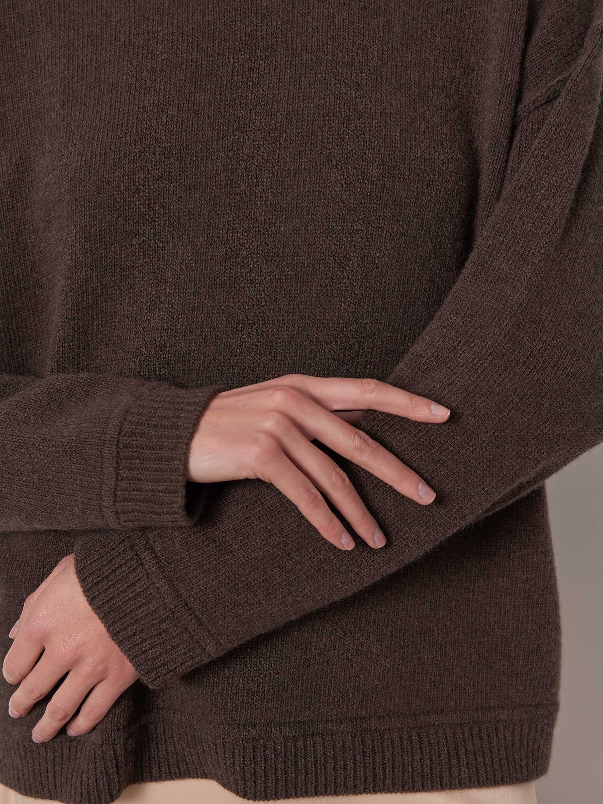 




Свитер из премиальной шерсти с кашемиром. Круглая горловина и спущенная линия плеча для свободы в движениях. Это теплое изделие не только согревает холодными днями, но и дарит ощущение уюта. Благодаря кашемиру модель имеет благородный перелив. Отличный вариант для встречи с подругой на чашку кофе. Носите с брюками, юбками и пальто.