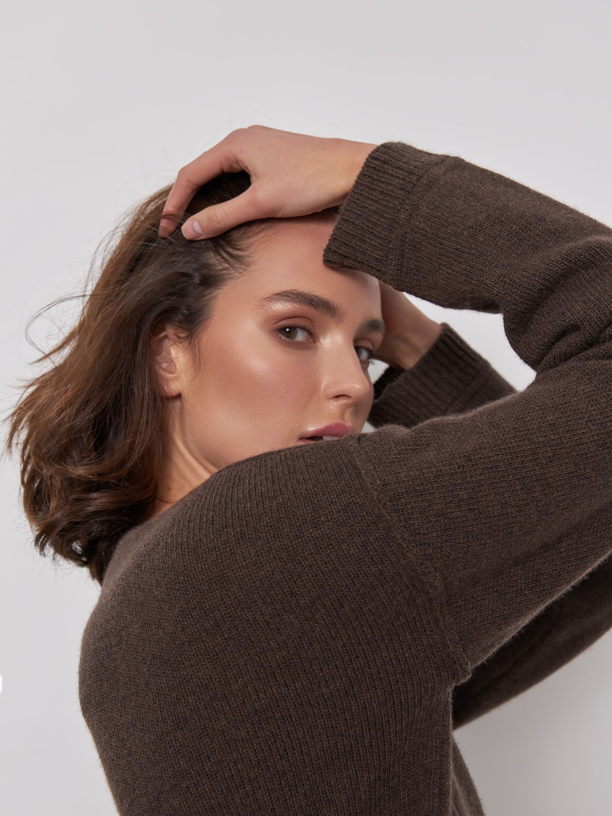 




Свитер из премиальной шерсти с кашемиром. Круглая горловина и спущенная линия плеча для свободы в движениях. Это теплое изделие не только согревает холодными днями, но и дарит ощущение уюта. Благодаря кашемиру модель имеет благородный перелив. Отличный вариант для встречи с подругой на чашку кофе. Носите с брюками, юбками и пальто.