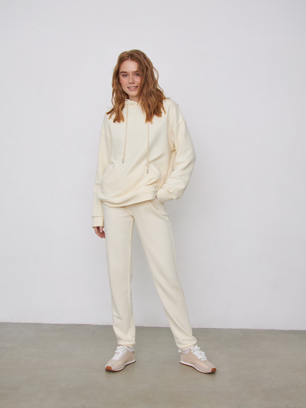 


Брюки джогеры спортивного кроя из плотного эластичного хлопка с прорезными карманами и кулиской на талии для максимального комфорта. Лаконичная брендированная вышивка ALL WE NEED IS LOVE спереди.

На модели размер XS