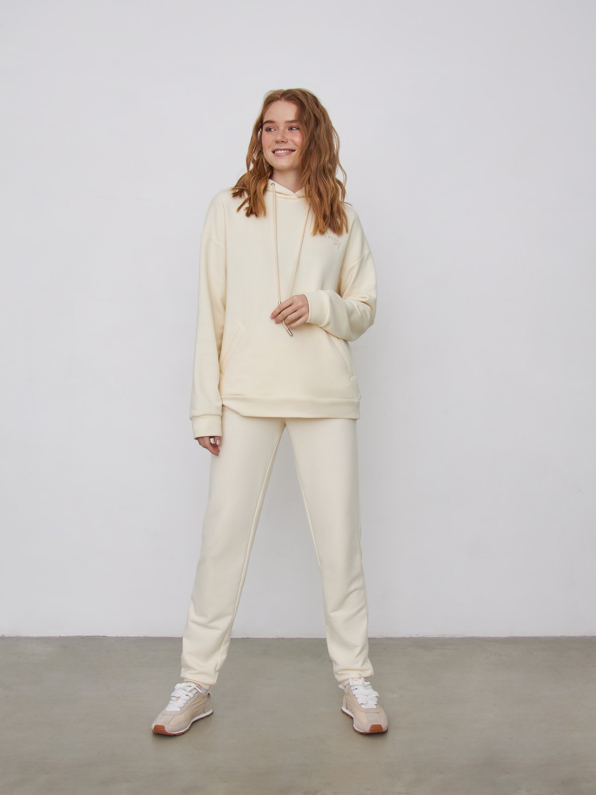 


Толстовка свободной посадки из плотного эластичного хлопка с глубоким капюшоном на кулиске и прорезными карманами. Лаконичная брендированная вышивка ALL WE NEED IS LOVE спереди.

На модели размер XS