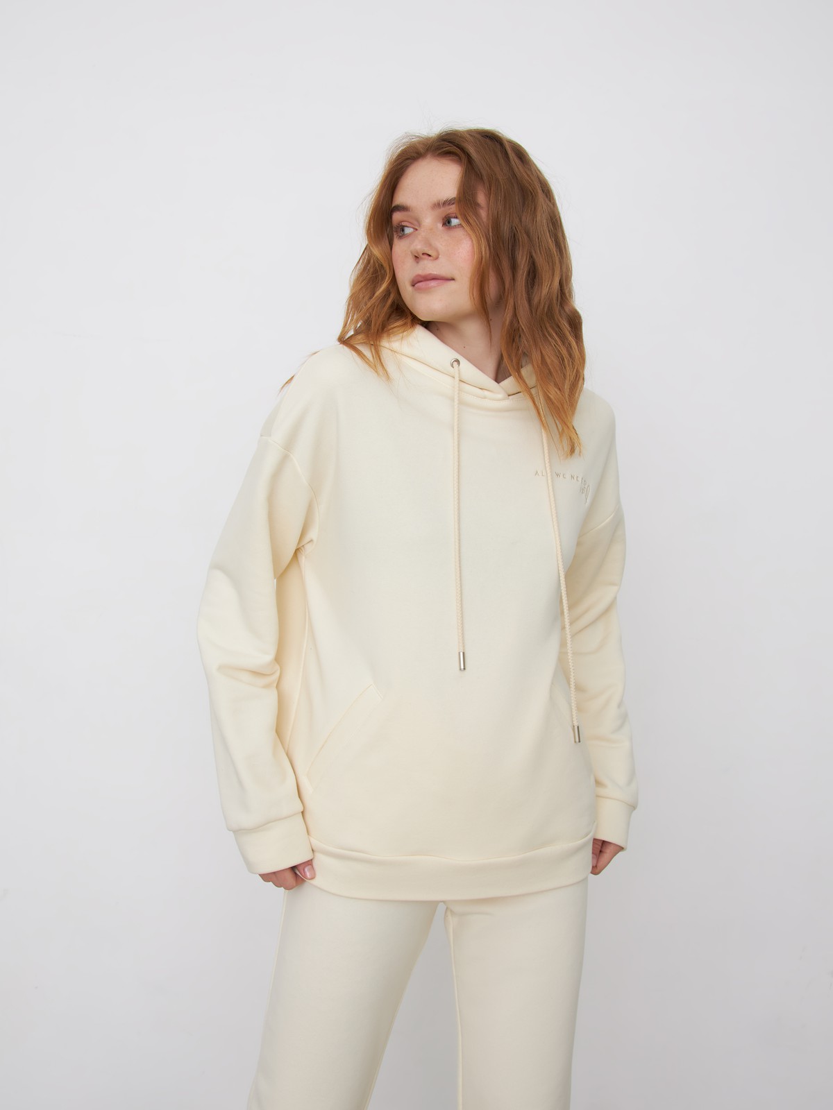 


Толстовка свободной посадки из плотного эластичного хлопка с глубоким капюшоном на кулиске и прорезными карманами. Лаконичная брендированная вышивка ALL WE NEED IS LOVE спереди.

На модели размер XS