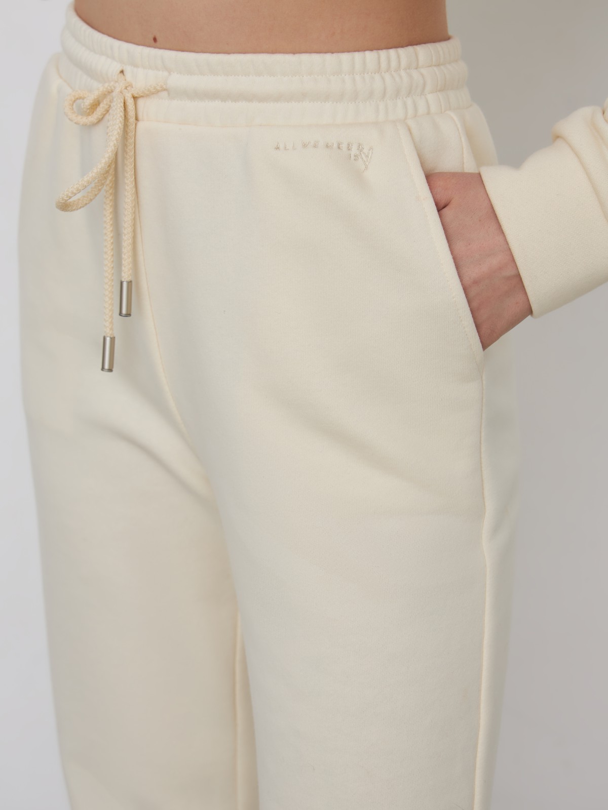 


Брюки джогеры спортивного кроя из плотного эластичного хлопка с прорезными карманами и кулиской на талии для максимального комфорта. Лаконичная брендированная вышивка ALL WE NEED IS LOVE спереди.

На модели размер XS