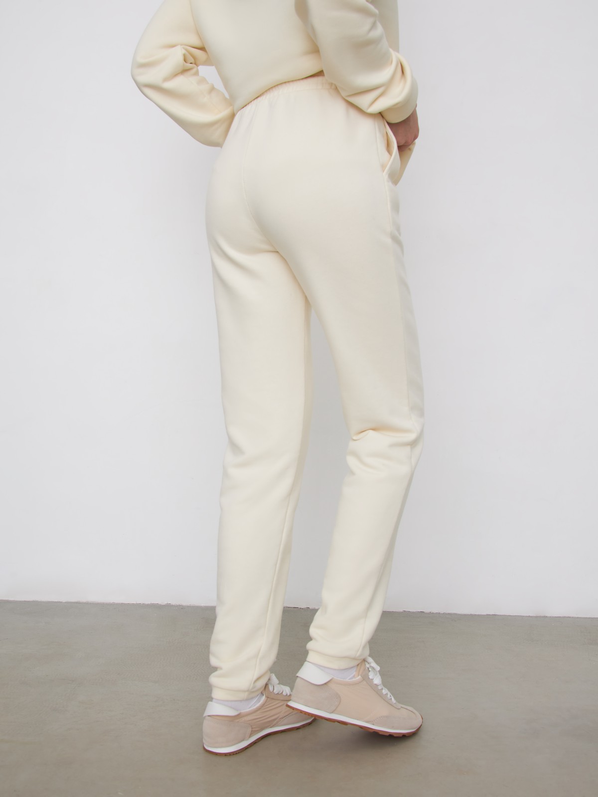 


Брюки джогеры спортивного кроя из плотного эластичного хлопка с прорезными карманами и кулиской на талии для максимального комфорта. Лаконичная брендированная вышивка ALL WE NEED IS LOVE спереди.

На модели размер XS