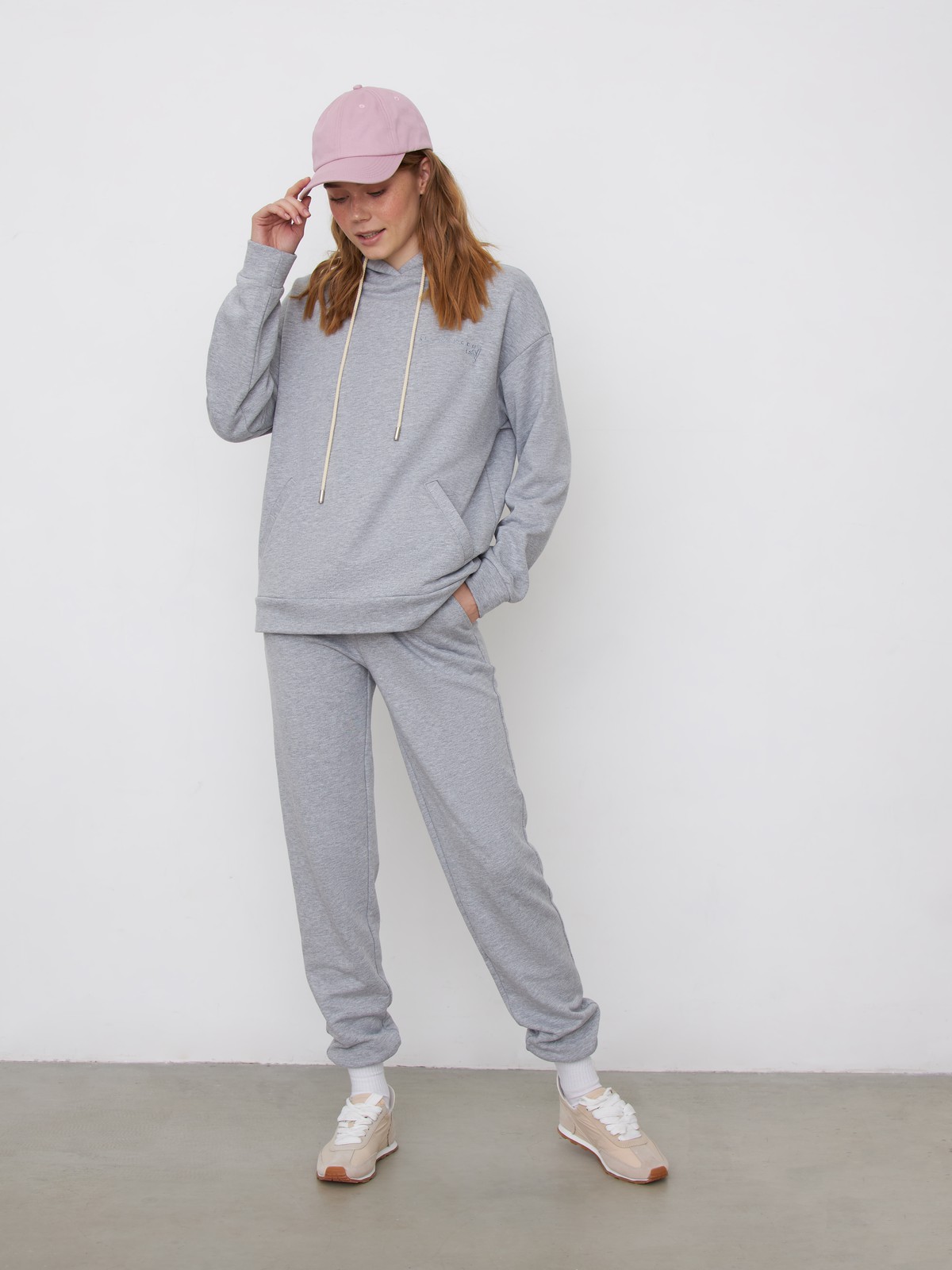 


Толстовка свободной посадки из плотного эластичного хлопка с глубоким капюшоном на кулиске и прорезными карманами. Лаконичная брендированная вышивка ALL WE NEED IS LOVE спереди.

На модели размер XS