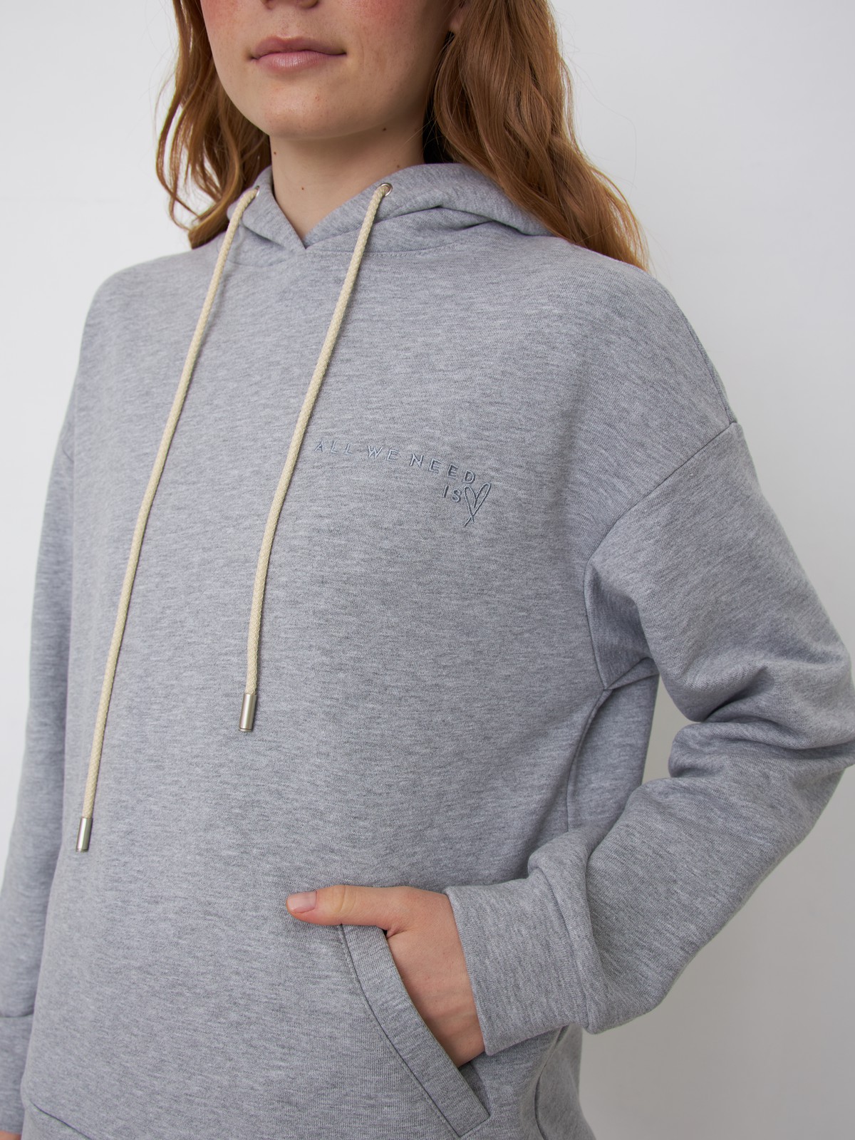 


Толстовка свободной посадки из плотного эластичного хлопка с глубоким капюшоном на кулиске и прорезными карманами. Лаконичная брендированная вышивка ALL WE NEED IS LOVE спереди.

На модели размер XS