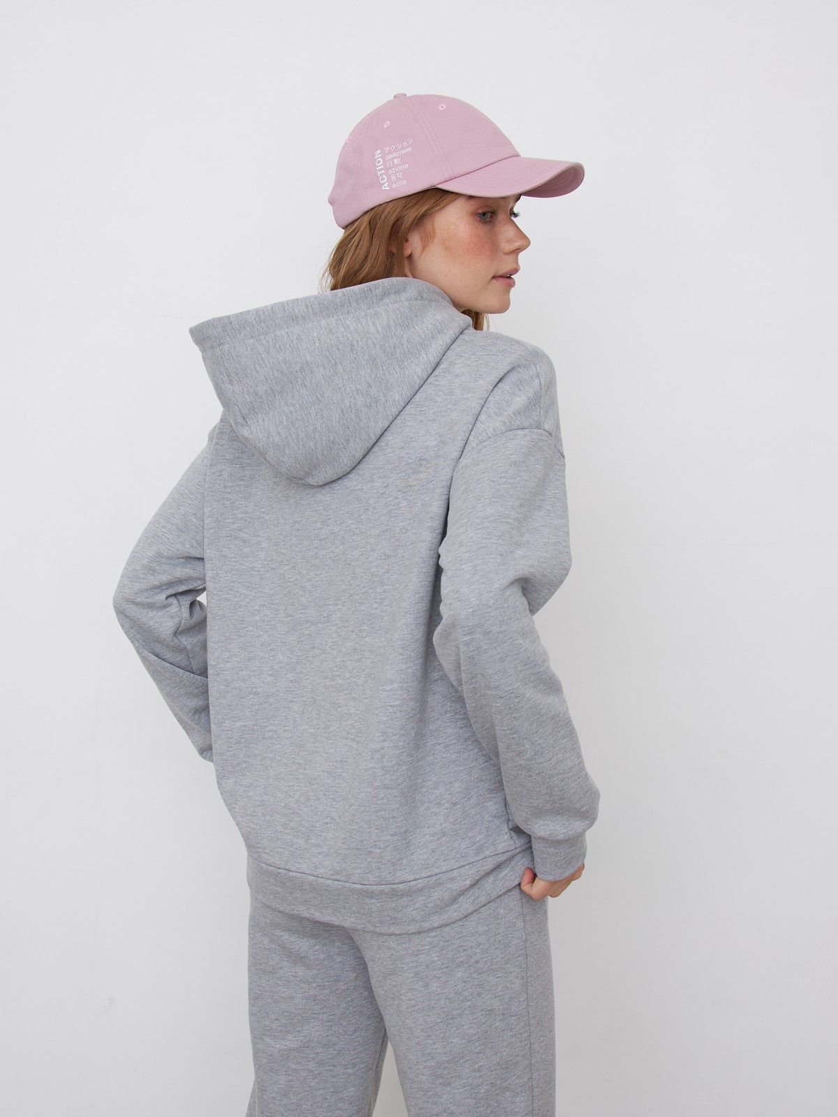 


Толстовка свободной посадки из плотного эластичного хлопка с глубоким капюшоном на кулиске и прорезными карманами. Лаконичная брендированная вышивка ALL WE NEED IS LOVE спереди.

На модели размер XS