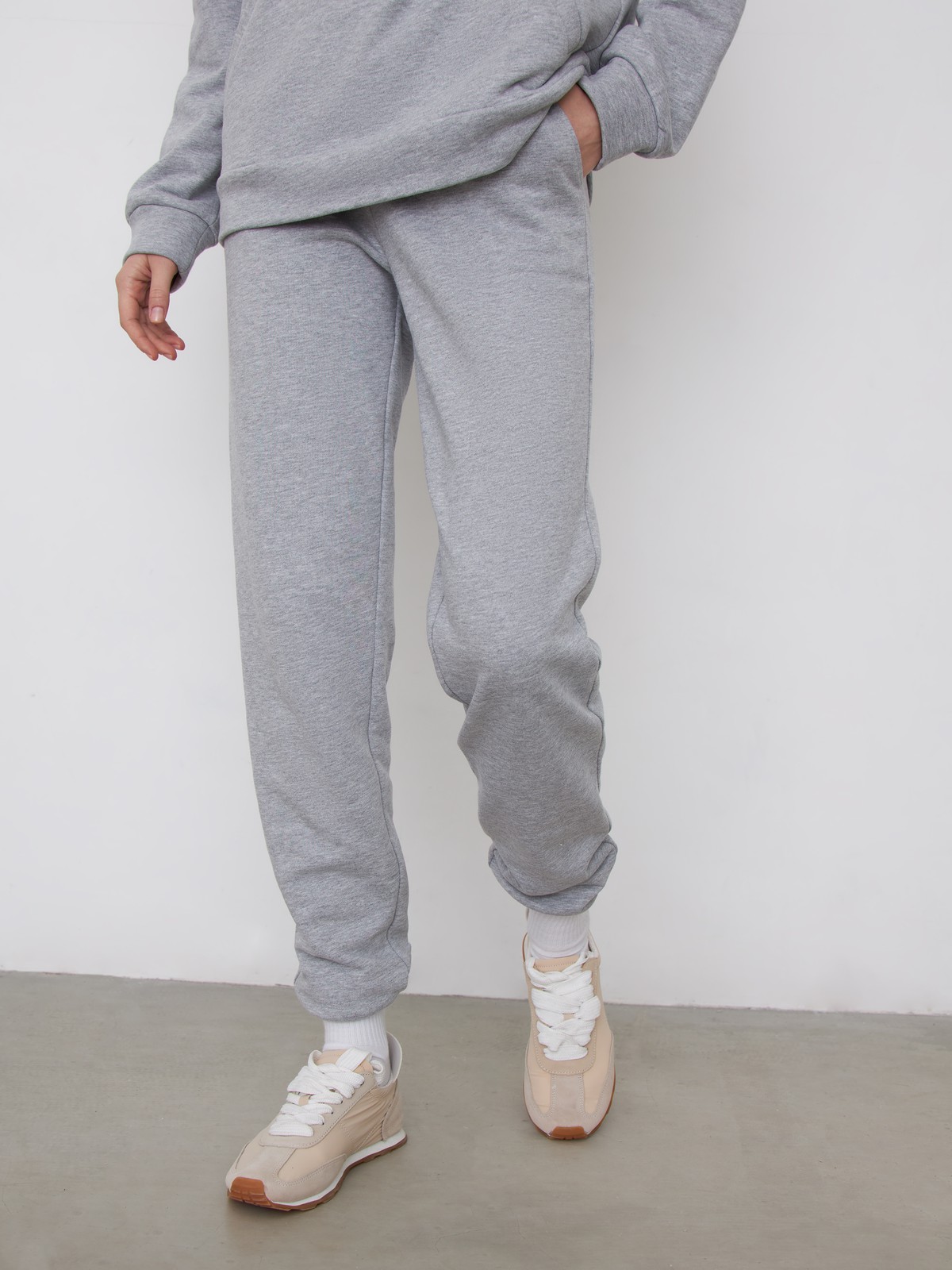 Брюки спортивные с вышивкой, цвет: светло-серый меланж Allweneed
Брюки джогеры спортивного кроя из плотного эластичного хлопка с прорезными карманами и кулиской на талии для максимального комфорта. Лаконичная брендированная вышивка ALL WE NEED IS LOVE спереди.
На модели размер XS