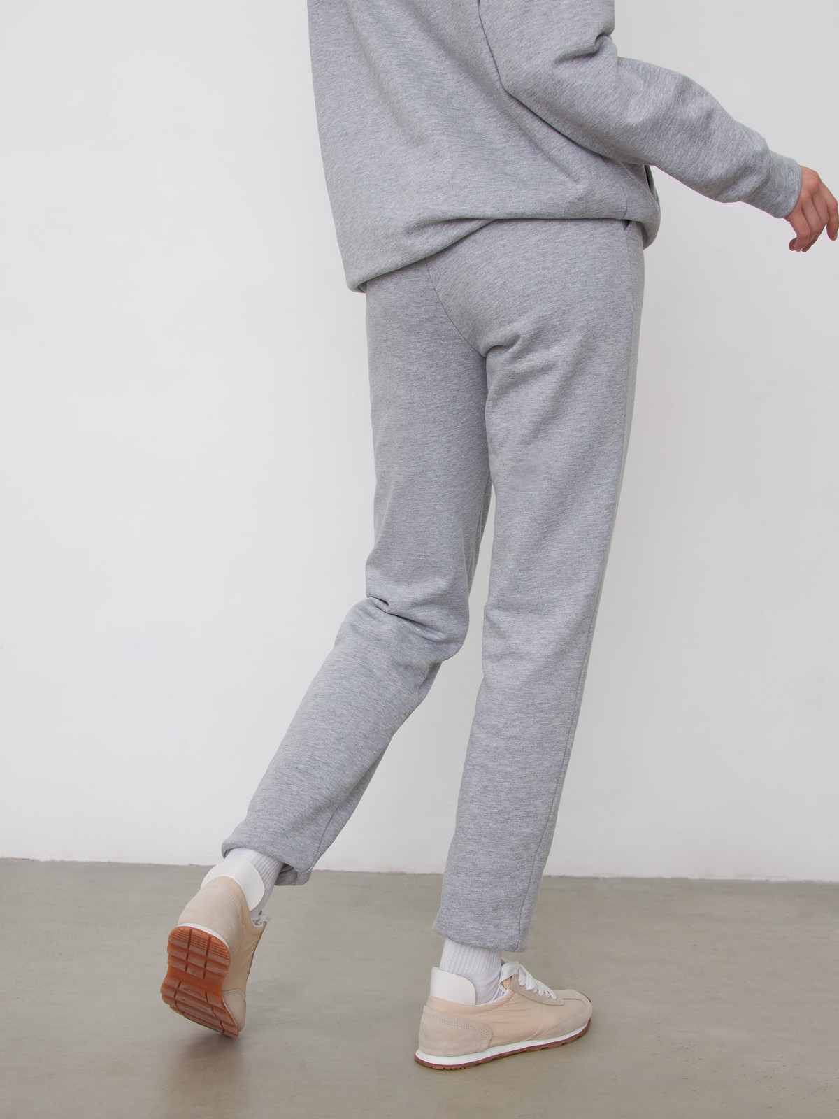 Брюки спортивные с вышивкой, цвет: светло-серый меланж Allweneed
Брюки джогеры спортивного кроя из плотного эластичного хлопка с прорезными карманами и кулиской на талии для максимального комфорта. Лаконичная брендированная вышивка ALL WE NEED IS LOVE спереди.
На модели размер XS