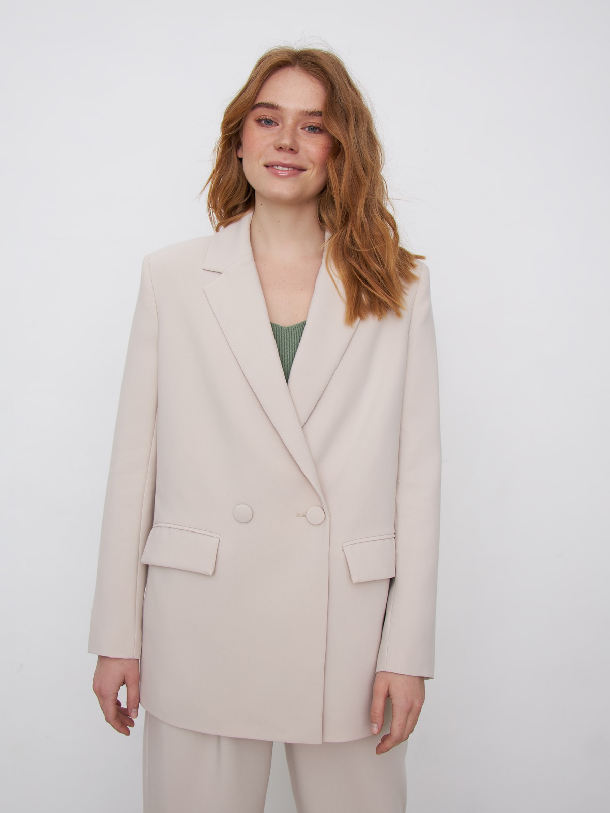 


Одновременно лаконичный и роскошный жакет двубортного кроя из однотонной костюмной ткани. Заостренные лацканы переходят в застежку на обтяжные пуговицы и карманные клапаны. Шлица сзади.

На модели размер XS