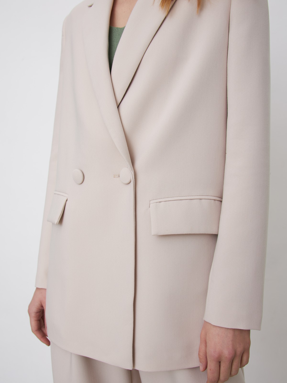 


Одновременно лаконичный и роскошный жакет двубортного кроя из однотонной костюмной ткани. Заостренные лацканы переходят в застежку на обтяжные пуговицы и карманные клапаны. Шлица сзади.

На модели размер XS