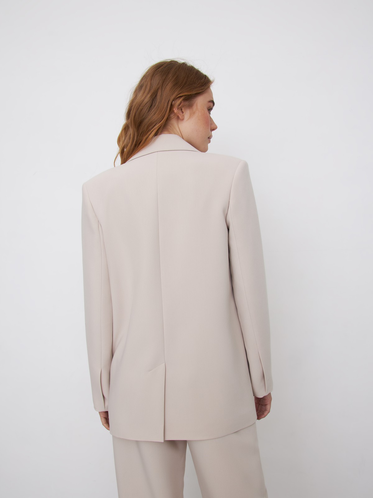 


Одновременно лаконичный и роскошный жакет двубортного кроя из однотонной костюмной ткани. Заостренные лацканы переходят в застежку на обтяжные пуговицы и карманные клапаны. Шлица сзади.

На модели размер XS