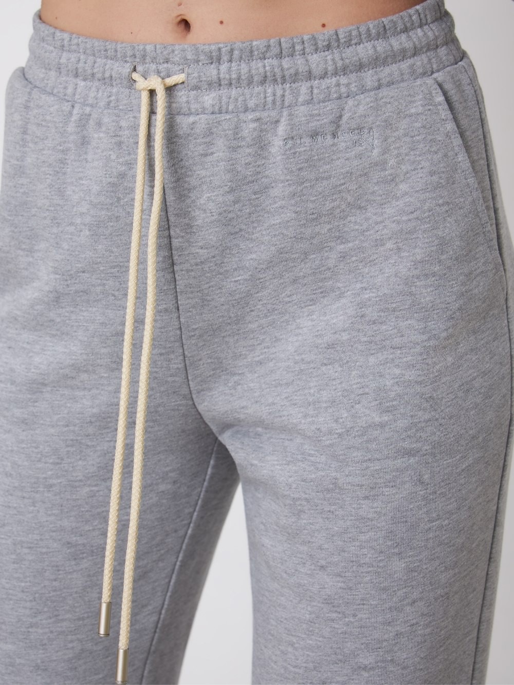 Брюки спортивные с вышивкой, цвет: светло-серый меланж Allweneed
Брюки джогеры спортивного кроя из плотного эластичного хлопка с прорезными карманами и кулиской на талии для максимального комфорта. Лаконичная брендированная вышивка ALL WE NEED IS LOVE спереди.
На модели размер XS