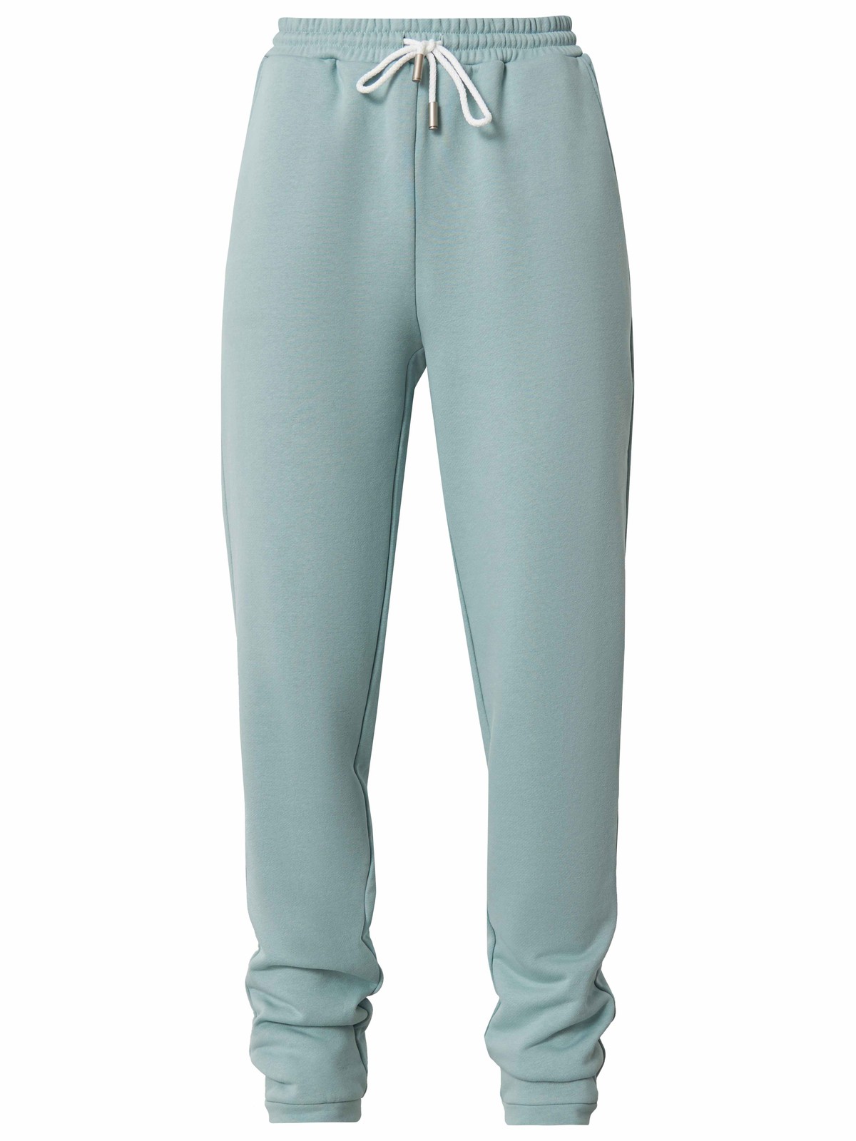 Брюки свободного спортивного силуэта. Модель дополнена манжетами из основной ткани по низу изделия и карманами по боковым швам. На поясе у брюк пояс, регулируемый завязками. Дополните свой образ толстовкой в тон изделия.

На модели размер XS