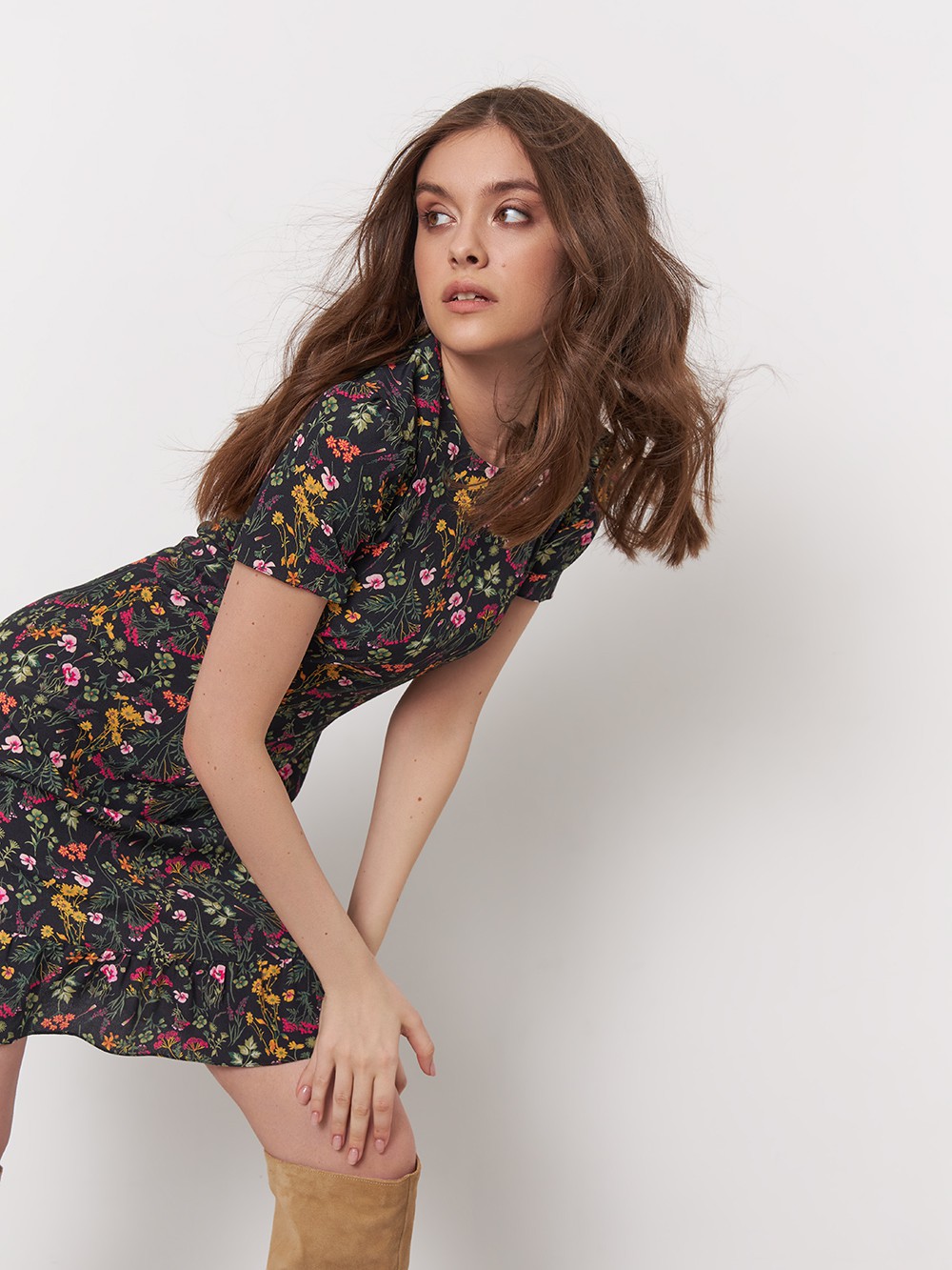 Платье мини с коротким рукавом, цвет: принт (цветы на черном фоне) Allweneed
Натуралистичный цветочный принт - один из главных трендов сезона. Это мини платье с оборкой по подолу станет идеальной покупкой в предверии теплого сезона. Сочетайте с высокими сапогами или летными босоножками.
На модели размер XS