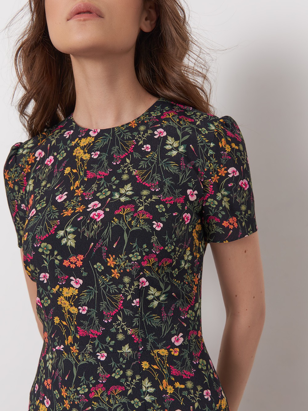 Платье мини с коротким рукавом, цвет: принт (цветы на черном фоне) Allweneed
Натуралистичный цветочный принт - один из главных трендов сезона. Это мини платье с оборкой по подолу станет идеальной покупкой в предверии теплого сезона. Сочетайте с высокими сапогами или летными босоножками.
На модели размер XS