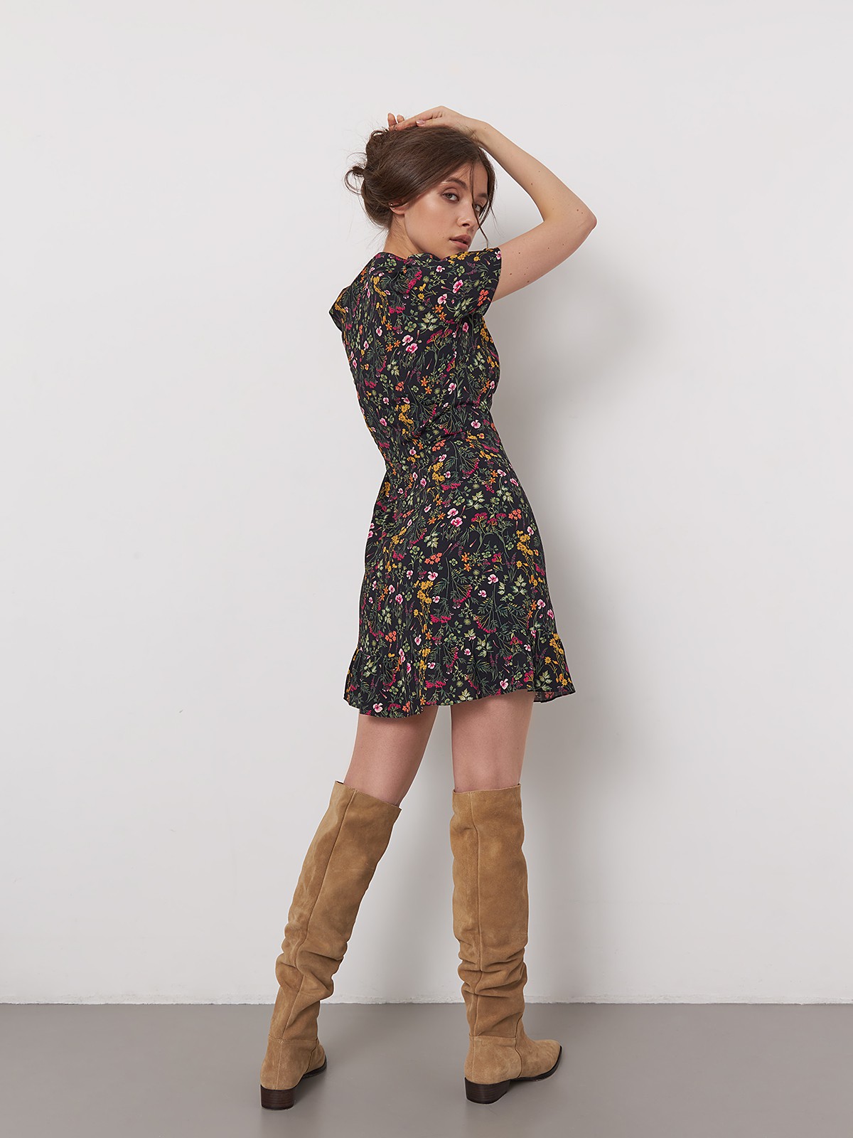 Платье мини с коротким рукавом, цвет: принт (цветы на черном фоне) Allweneed
Натуралистичный цветочный принт - один из главных трендов сезона. Это мини платье с оборкой по подолу станет идеальной покупкой в предверии теплого сезона. Сочетайте с высокими сапогами или летными босоножками.
На модели размер XS