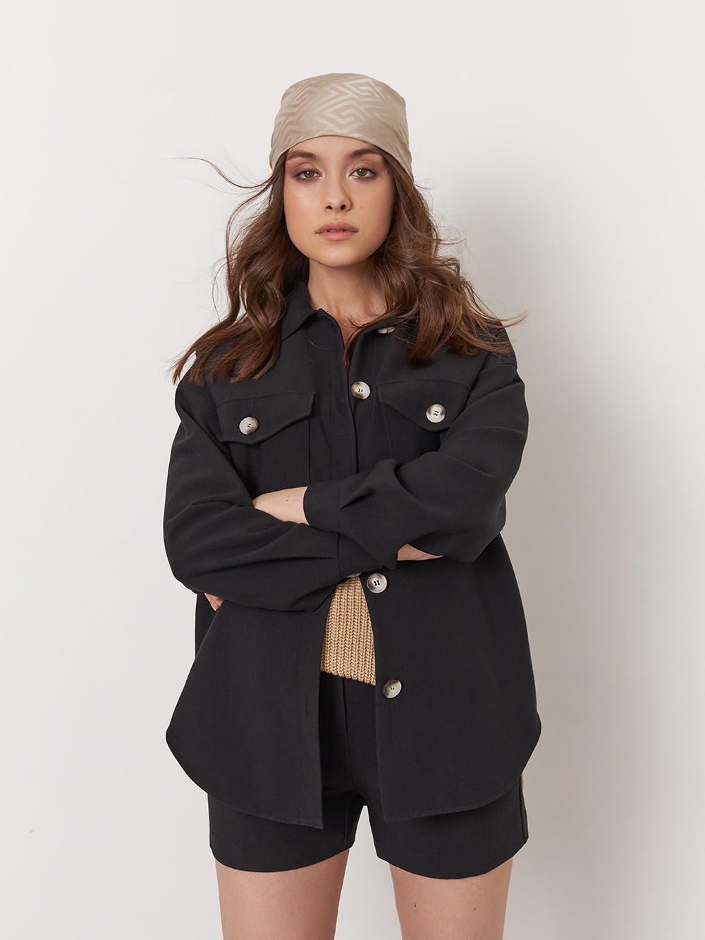 


Идеальный симбиоз куртки, жакета и рубашки. Модель с контрастными пуговицами и крупными накладынми карманами станет лучшим демисезонным дополнением любого гардероба.

На модели размер XS

