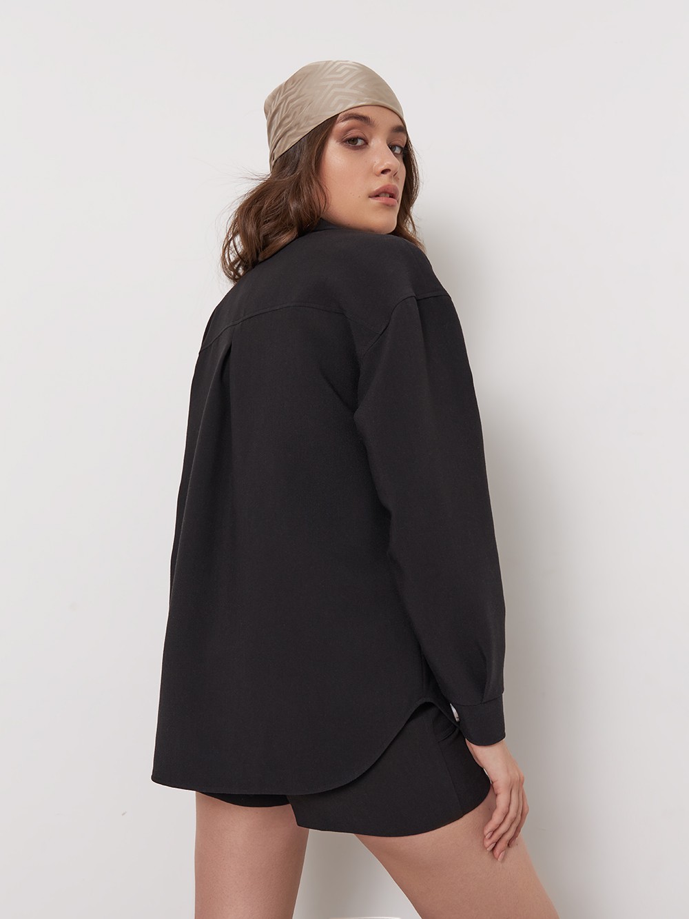 


Идеальный симбиоз куртки, жакета и рубашки. Модель с контрастными пуговицами и крупными накладынми карманами станет лучшим демисезонным дополнением любого гардероба.

На модели размер XS

