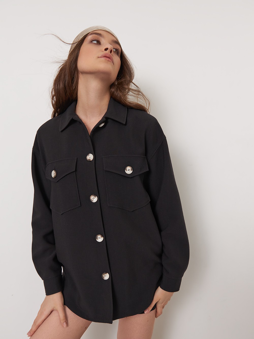 


Идеальный симбиоз куртки, жакета и рубашки. Модель с контрастными пуговицами и крупными накладынми карманами станет лучшим демисезонным дополнением любого гардероба.

На модели размер XS

