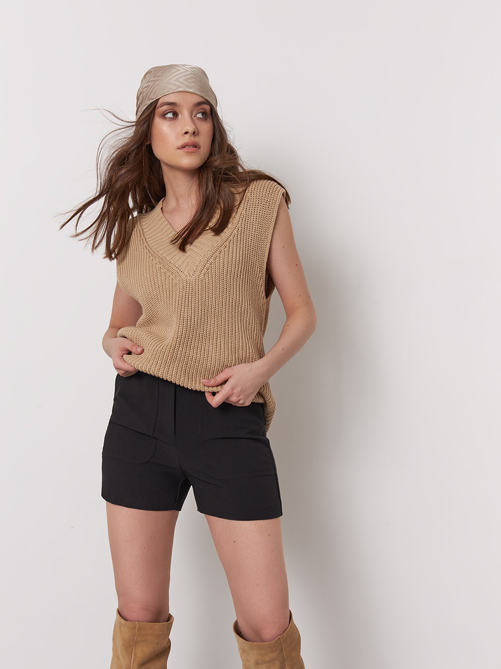 


Шорты с накладными карманами и высокой посадкой вдохновлены самой популярной посадкой моды 80-х. Сочетайте их с контрастной рубашкой или укороченным вязаным кардиганом.

На модели размер XS