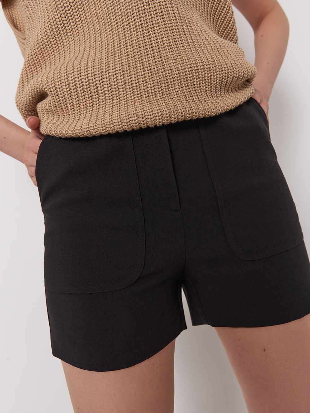 


Шорты с накладными карманами и высокой посадкой вдохновлены самой популярной посадкой моды 80-х. Сочетайте их с контрастной рубашкой или укороченным вязаным кардиганом.

На модели размер XS