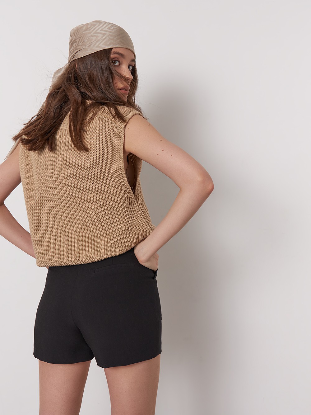 


Шорты с накладными карманами и высокой посадкой вдохновлены самой популярной посадкой моды 80-х. Сочетайте их с контрастной рубашкой или укороченным вязаным кардиганом.

На модели размер XS