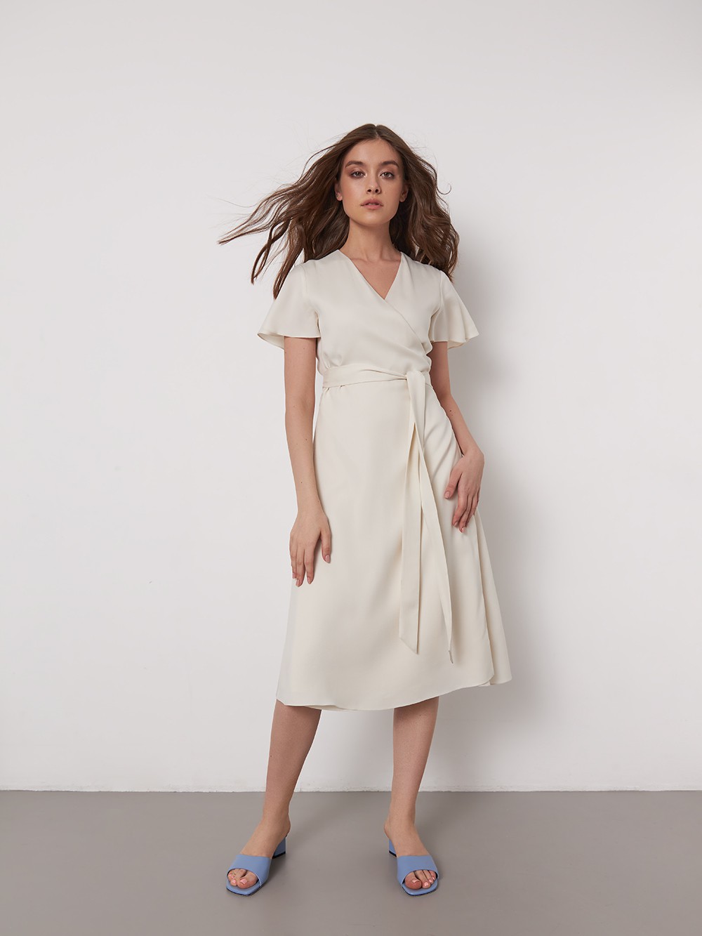 Платье-миди на запах, цвет: молочный Allweneed
Лаконичное платье миди с драпировкой на запах. Рукава-крылышки и мягкий пояс на талии усиливают жентсвенность силуэта. Дополните образ невесомыми босоножками.
На модели размер XS