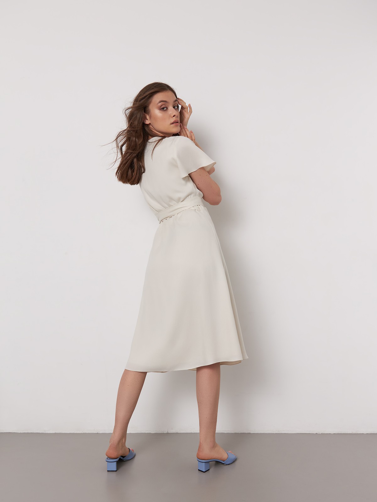 Платье-миди на запах, цвет: молочный Allweneed
Лаконичное платье миди с драпировкой на запах. Рукава-крылышки и мягкий пояс на талии усиливают жентсвенность силуэта. Дополните образ невесомыми босоножками.
На модели размер XS