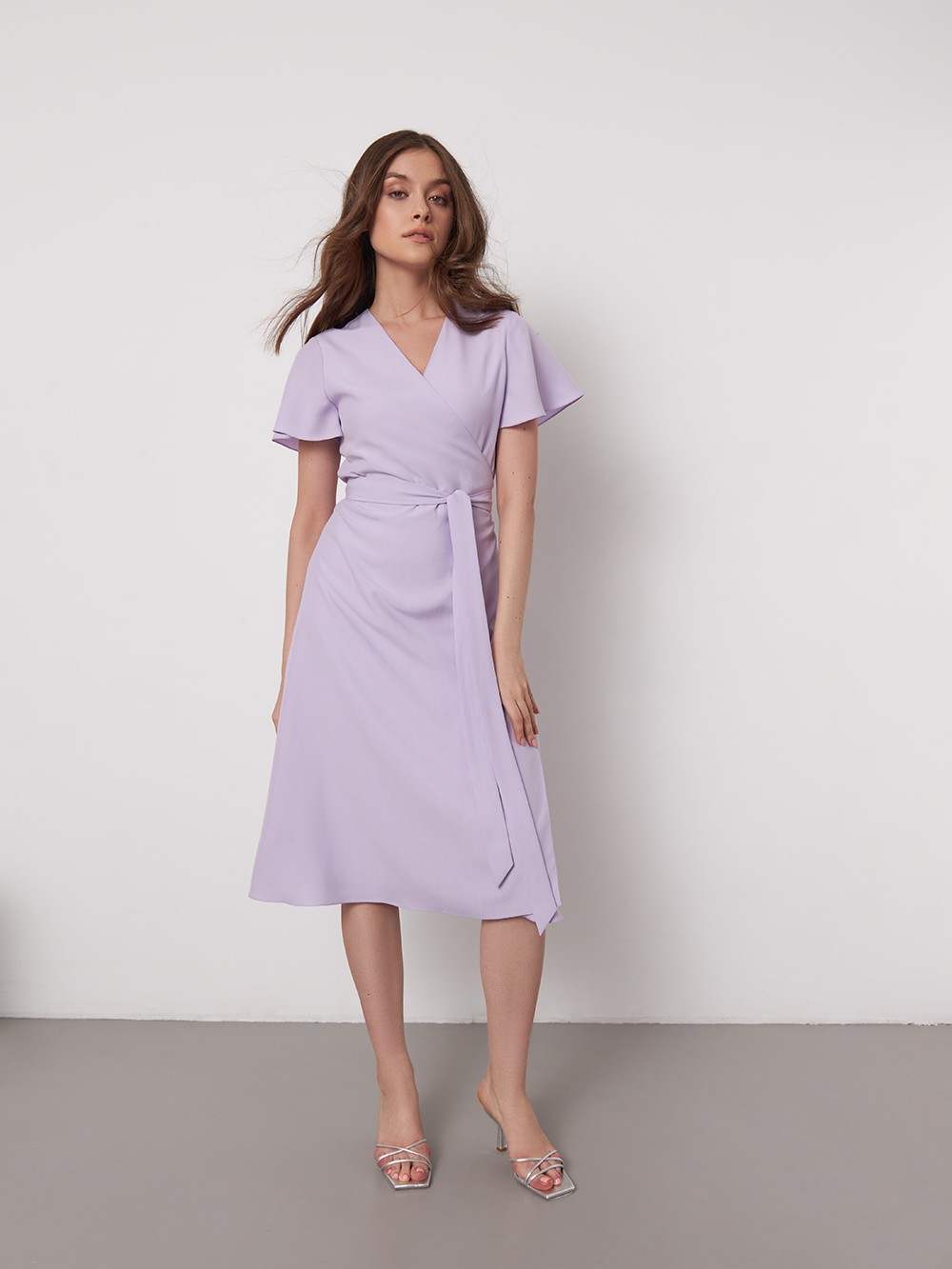 Платье-миди на запах, цвет: лавандовый Allweneed
Лаконичное платье миди с драпировкой на запах. Рукава-крылышки и мягкий пояс на талии усиливают жентсвенность силуэта. Дополните образ невесомыми босоножками.
На модели размер XS