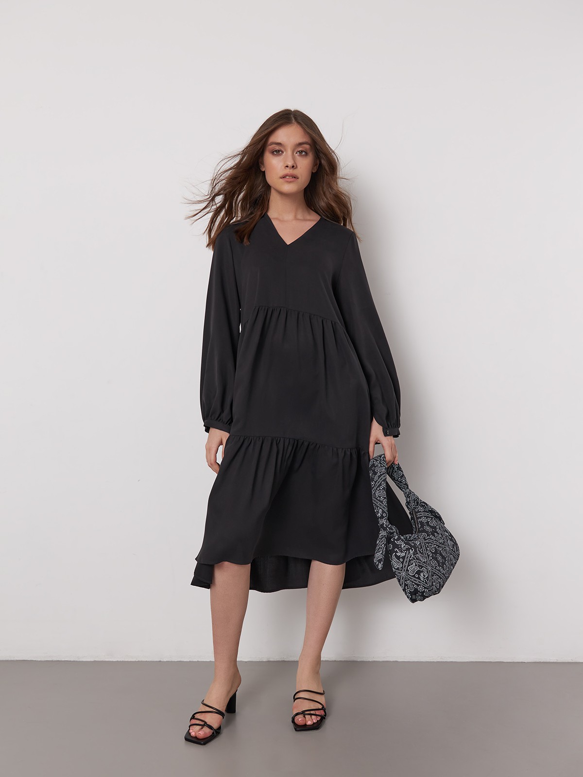 Платье-миди трапеция, цвет: Черный Allweneed
Однотонное платье миди с каскадными декоративными сборками в актуальных оттенках природной гаммы. Утонченное и одновременно универсальное, оно идеально подойдет как на каждый день, так и для особогослучая. Дополните стильный образ казаками и широкополой шляпой.
На модели размер XS